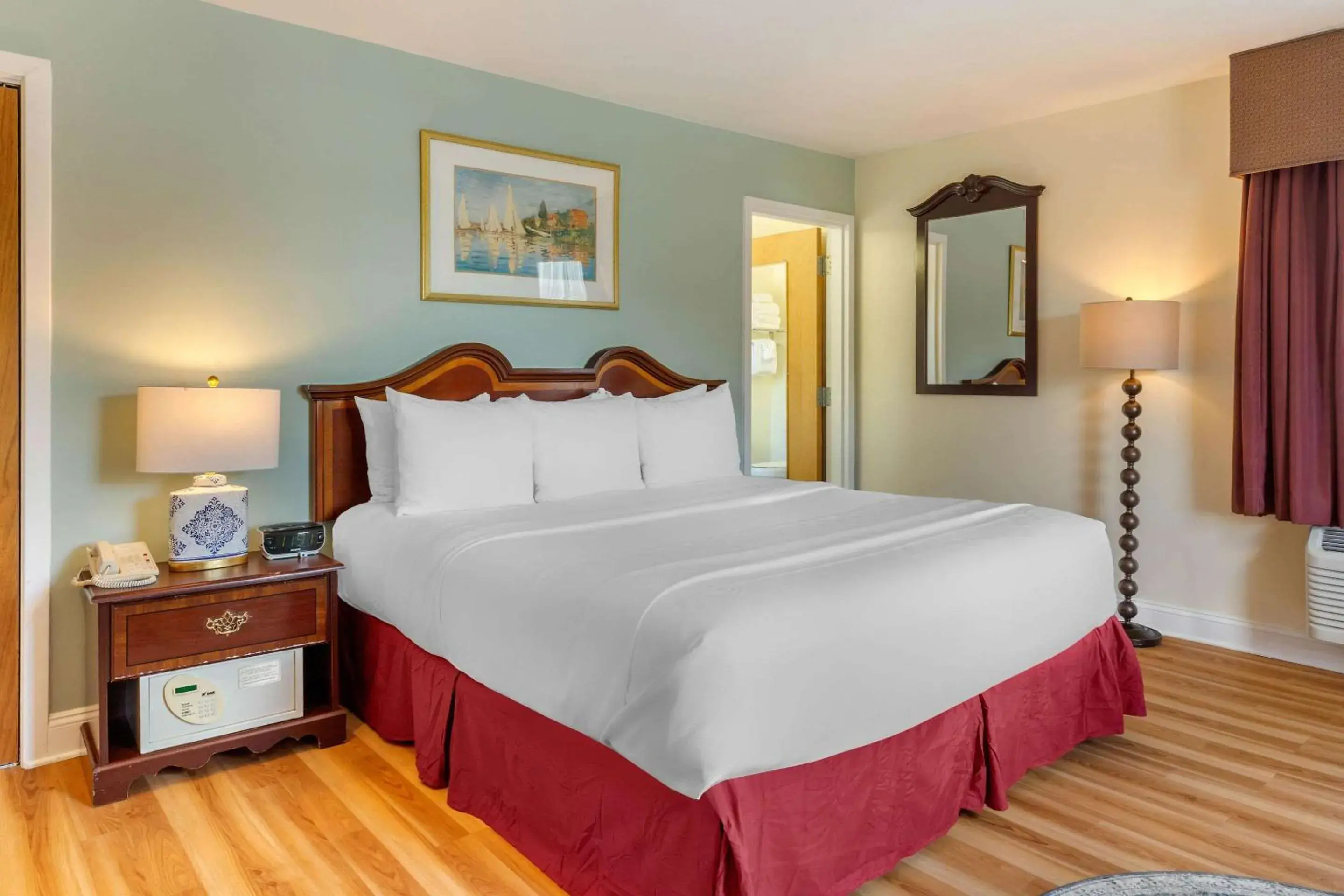 King Room - Non-Smoking in The Carriage House Inn Newport King Room - Non-Smoking in The Carriage House Inn Newport