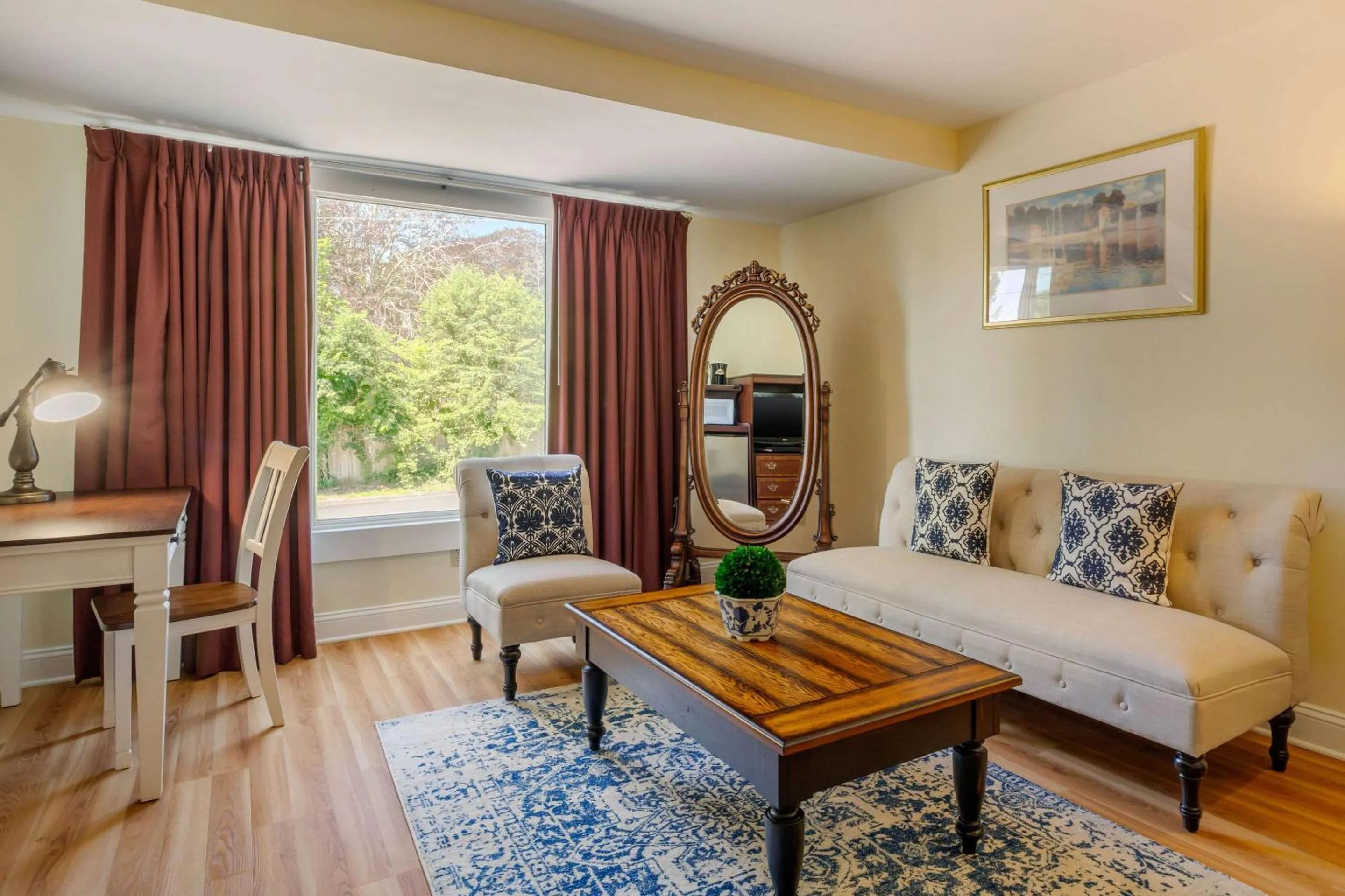 Living room in The Carriage House Inn Newport