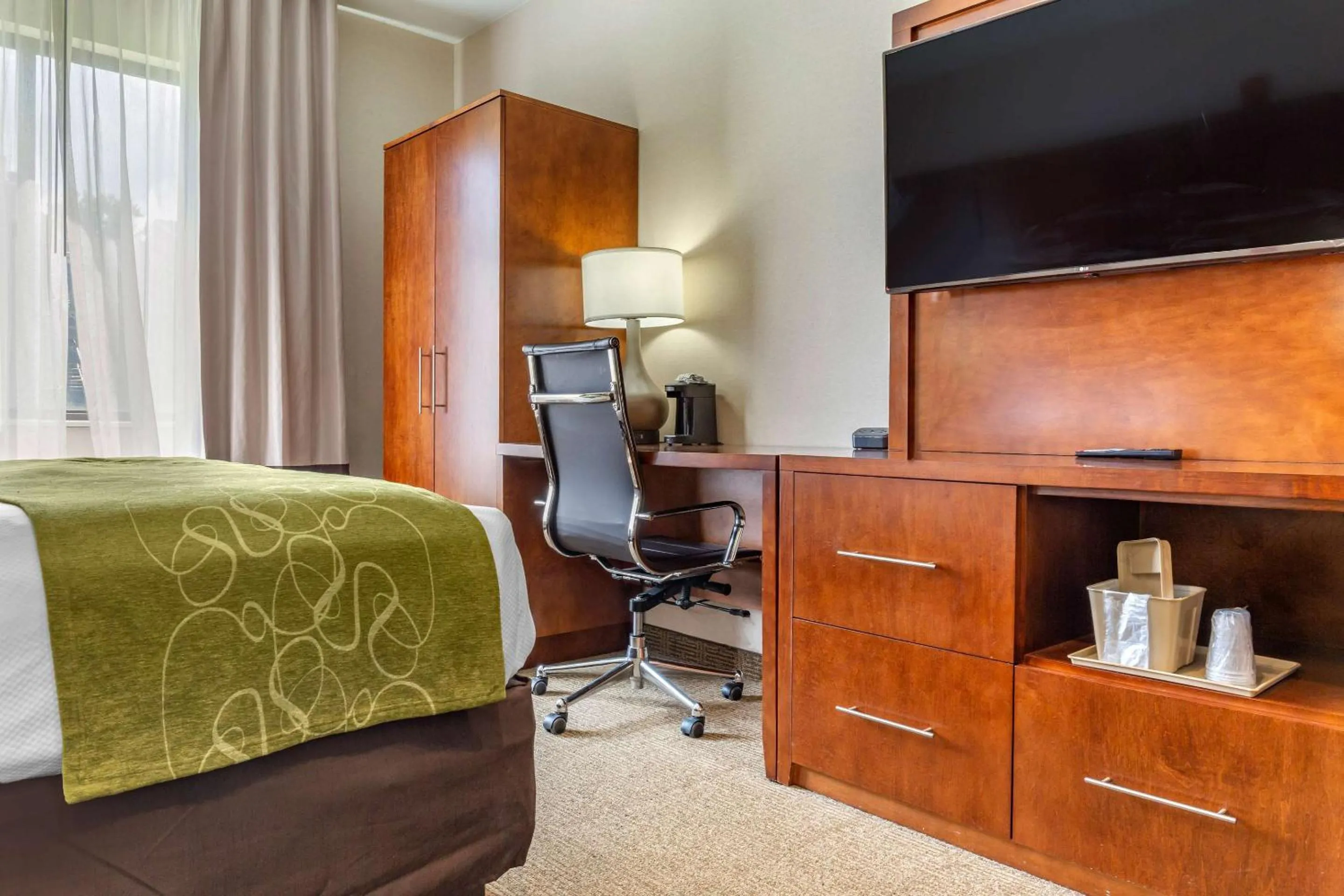 Bedroom in Comfort Suites Dover University Area