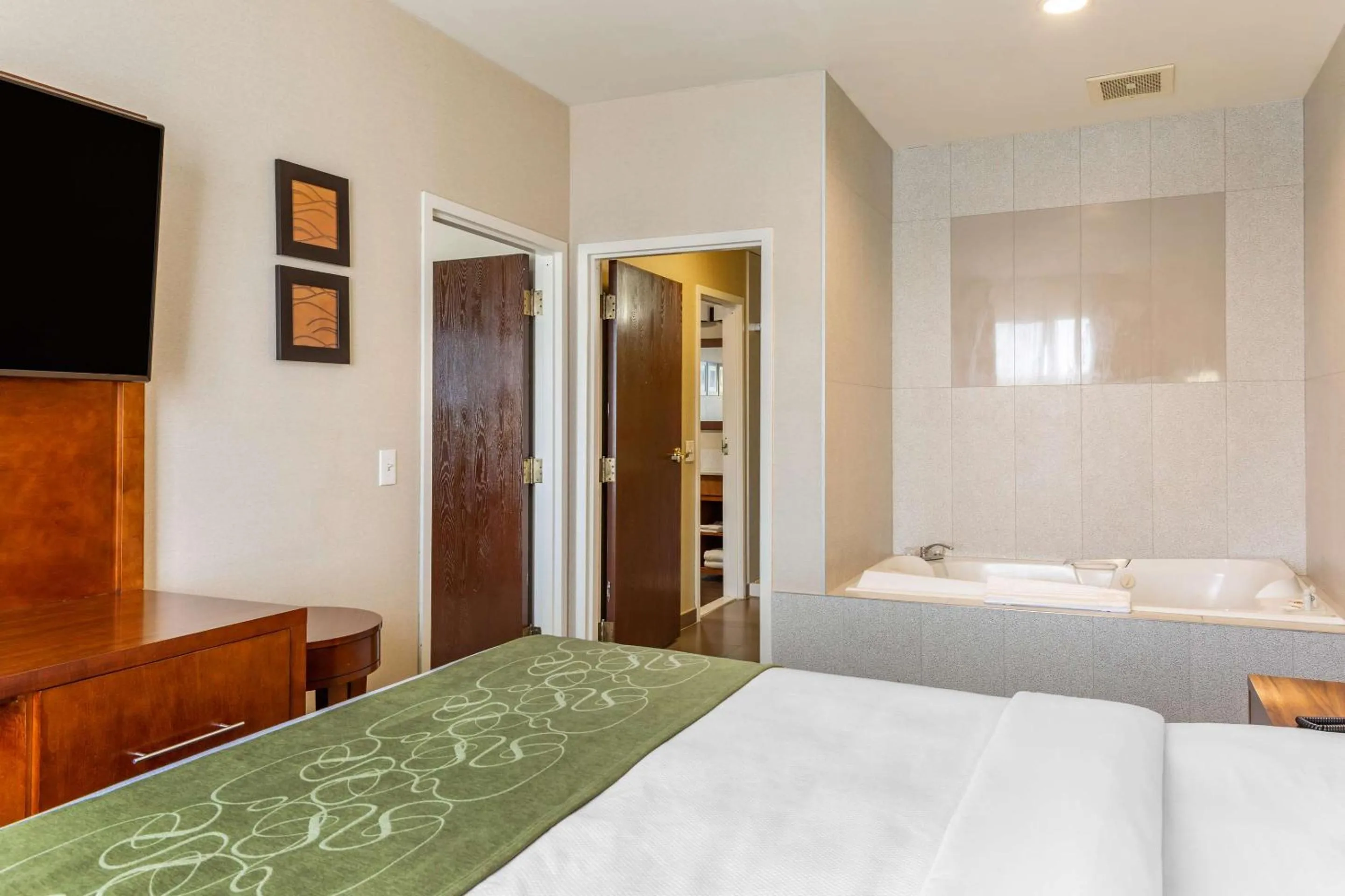 Bedroom, Bed in Comfort Suites Dover University Area