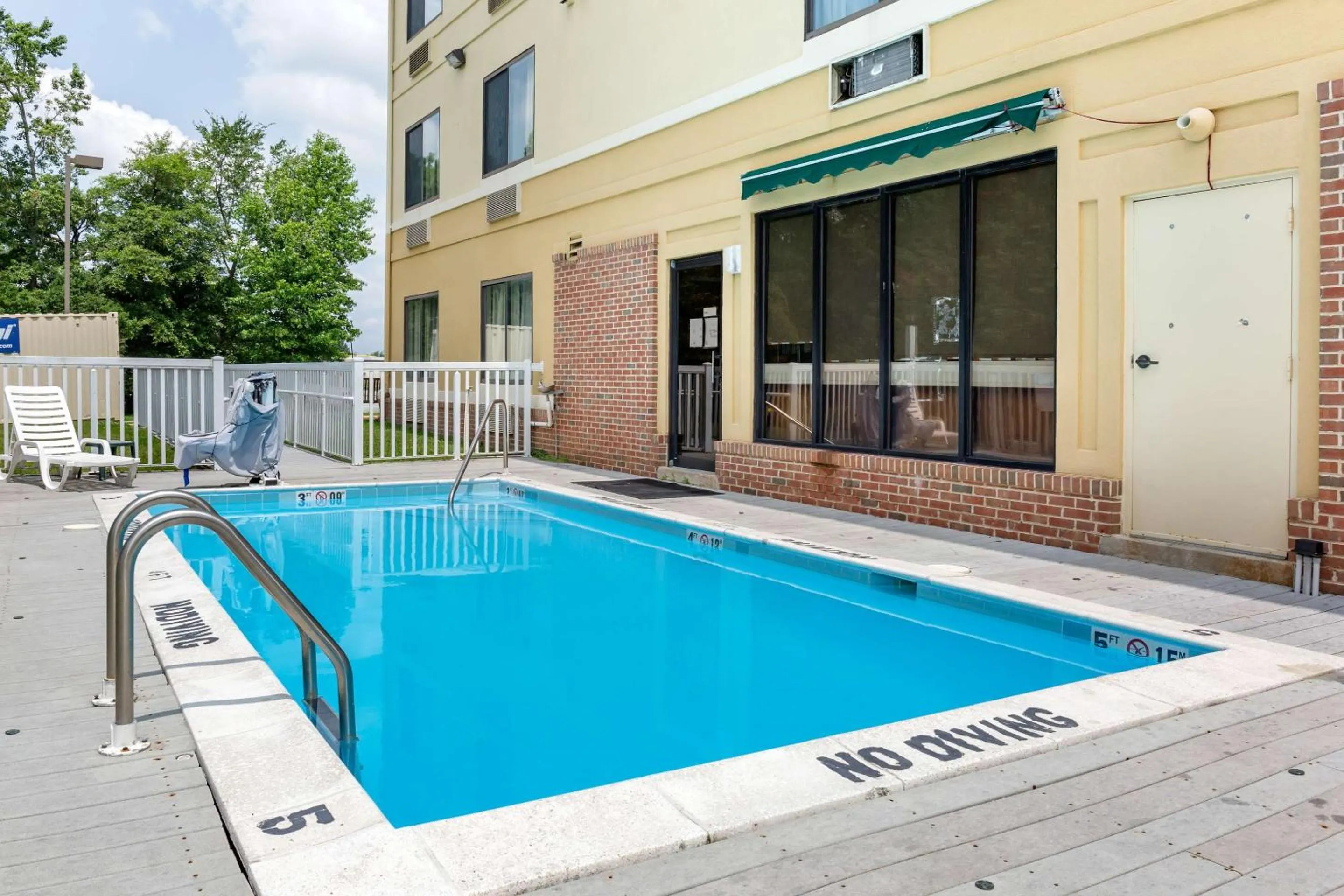 Swimming pool in Comfort Suites Dover University Area