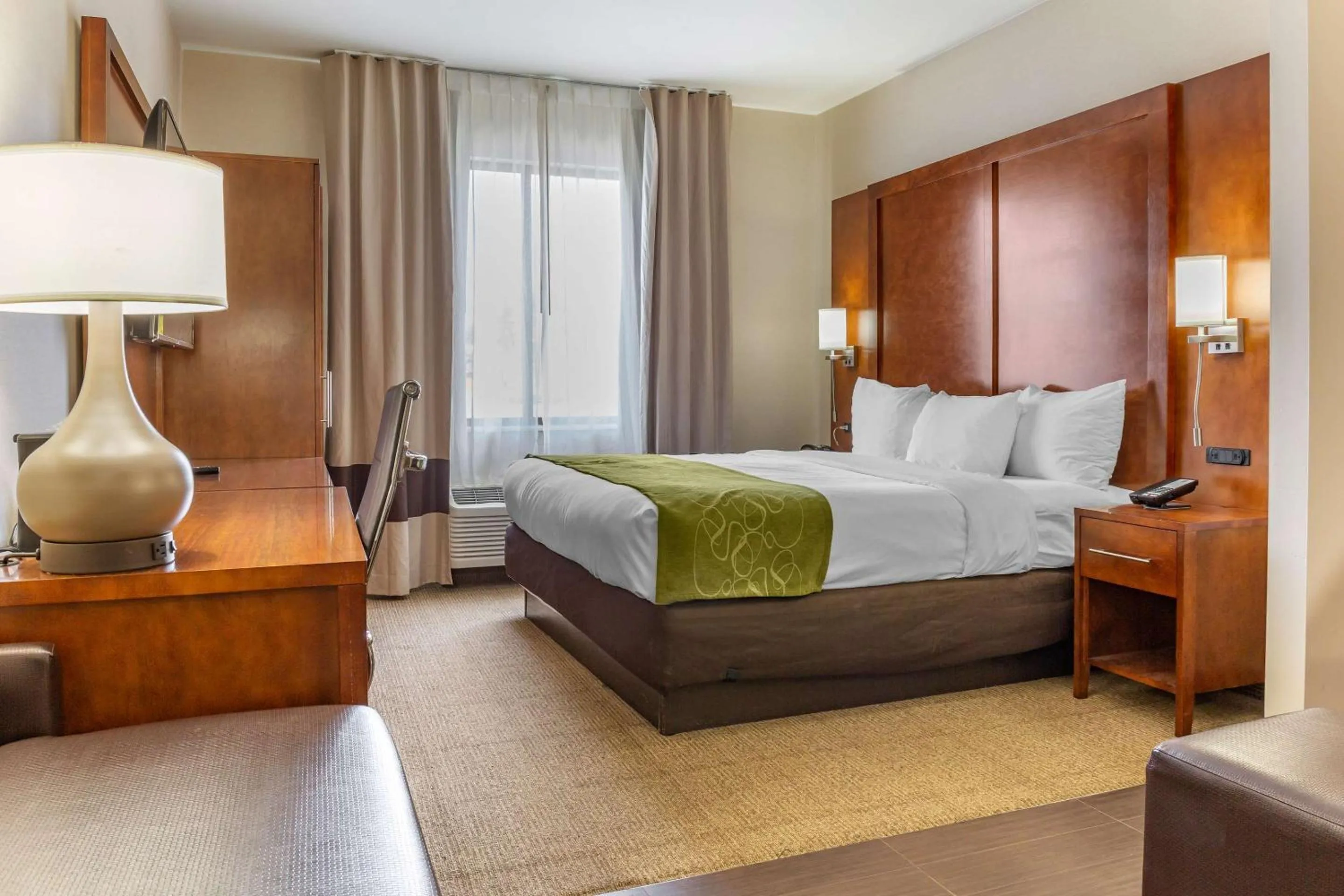 Bedroom, Bed in Comfort Suites Dover University Area