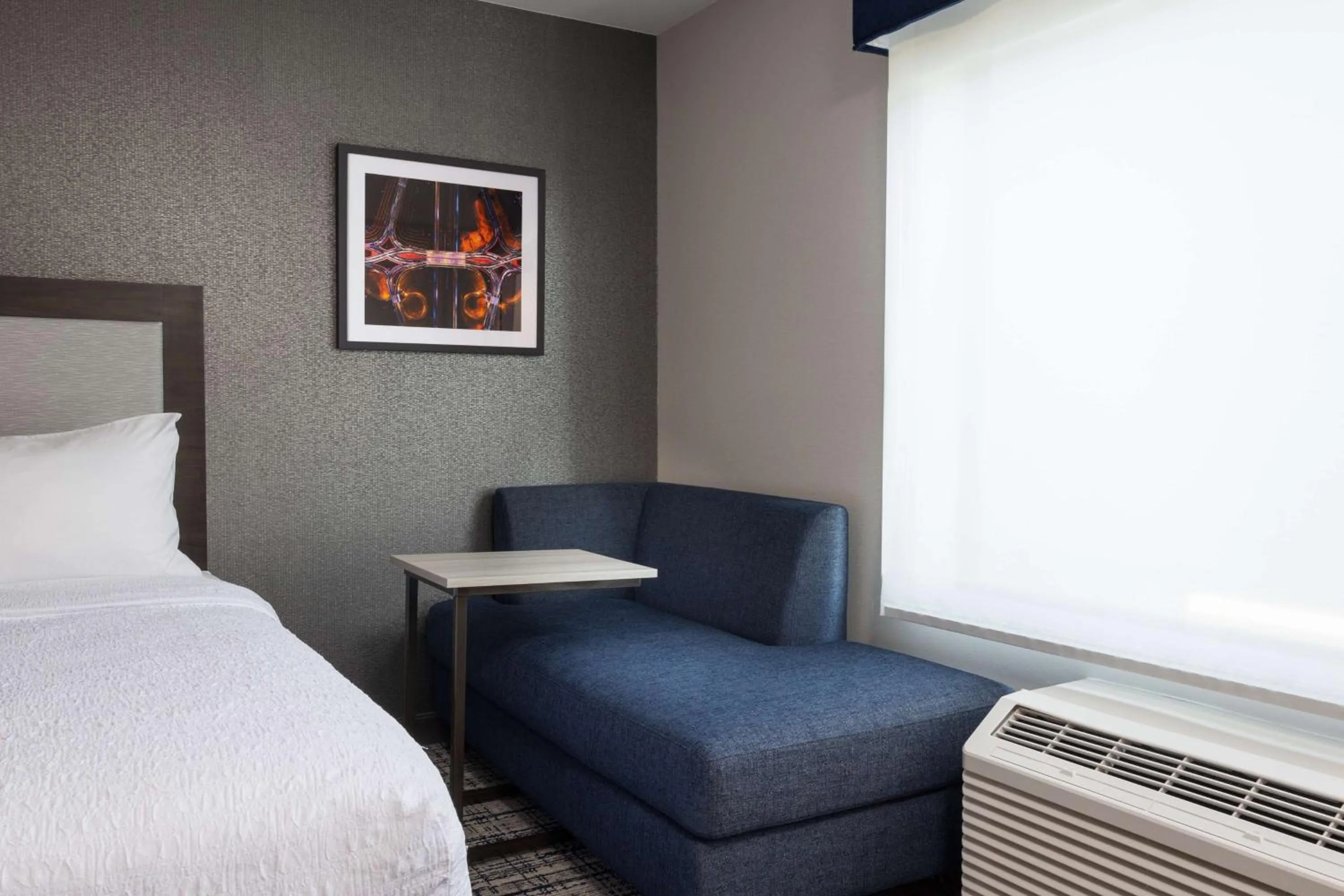 Living room, Bed in Hampton Inn & Suites Manteca