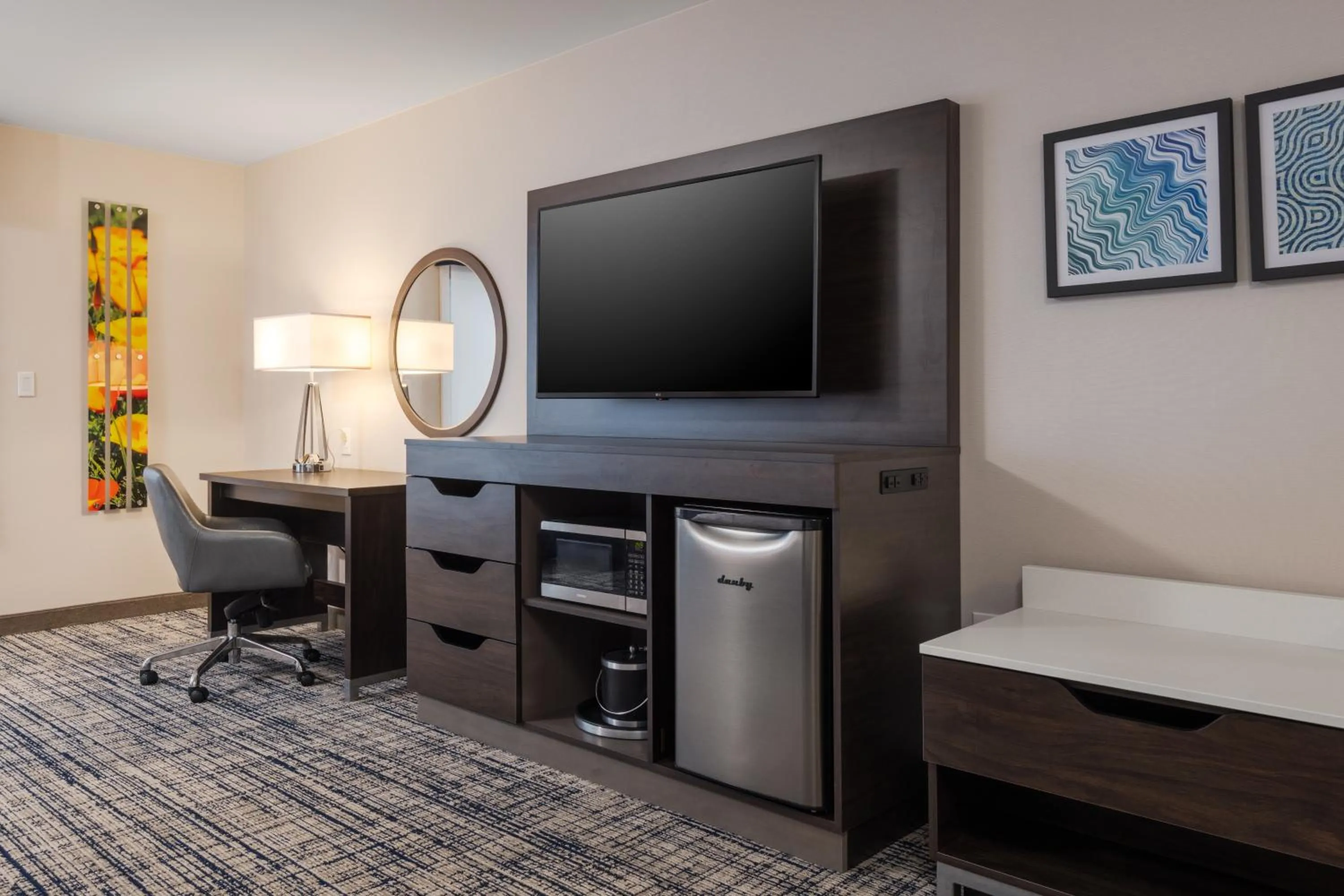 TV and multimedia, Bed in Hampton Inn & Suites Manteca