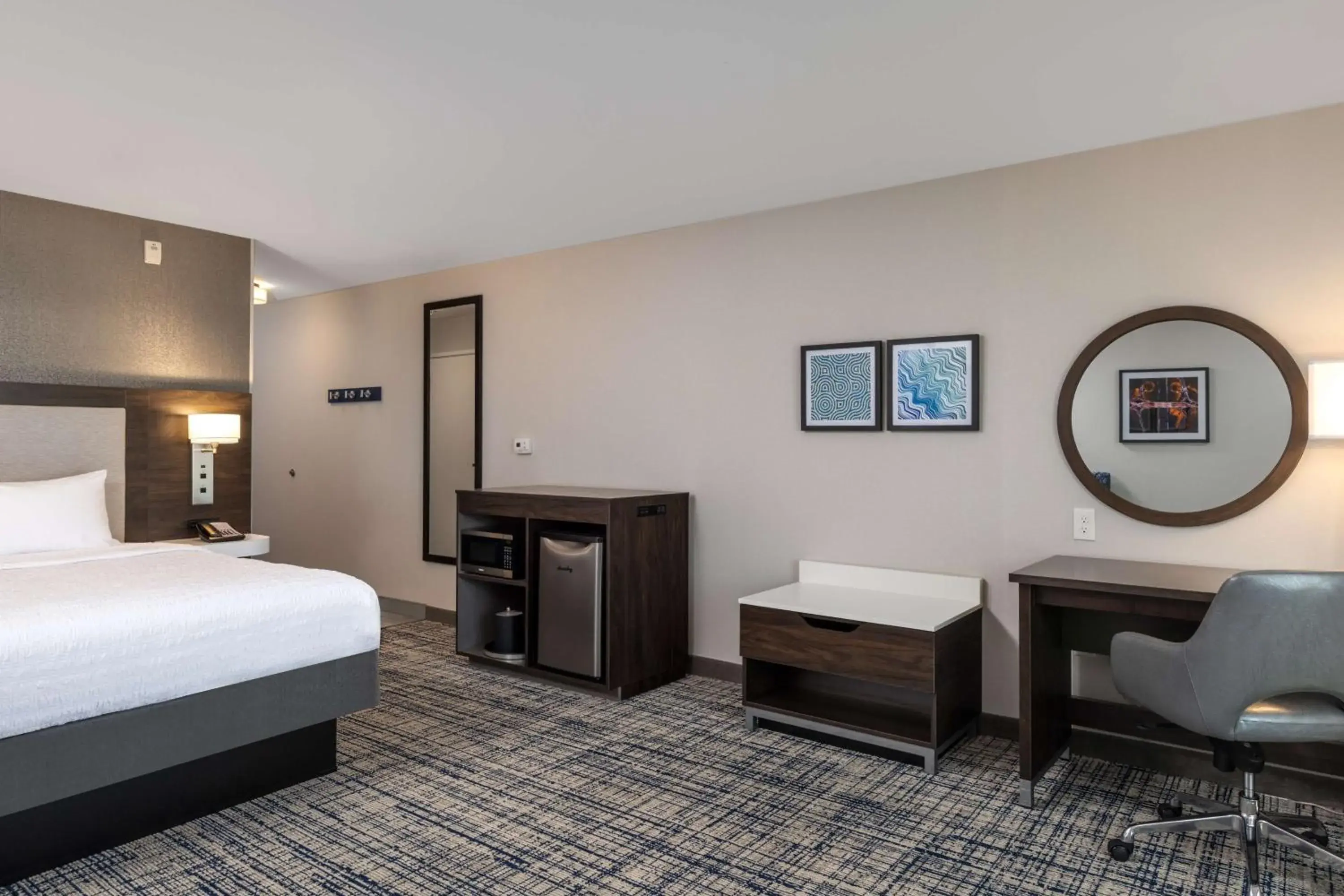 Bedroom, Bed in Hampton Inn & Suites Manteca Bedroom, Bed in Hampton Inn & Suites Manteca