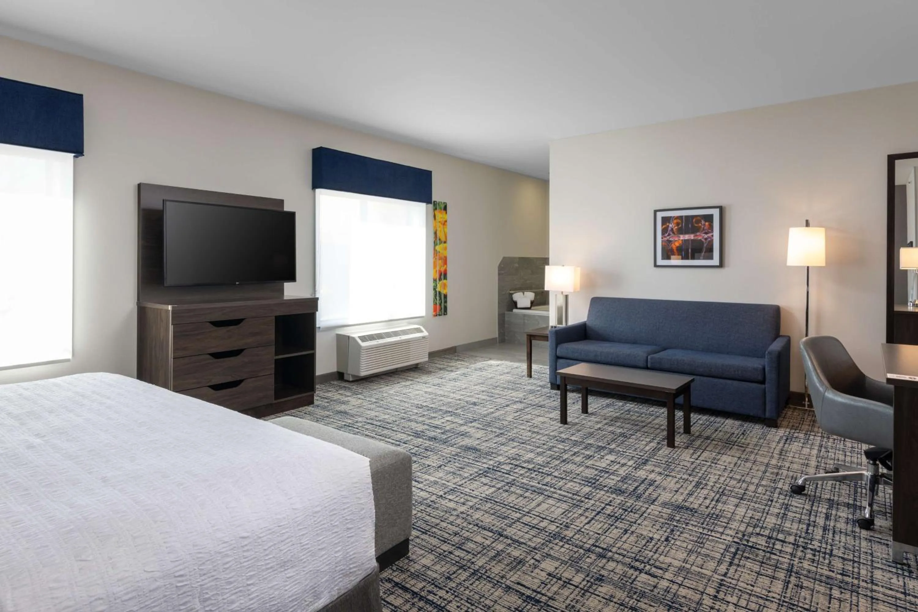 Living room, Bed in Hampton Inn & Suites Manteca