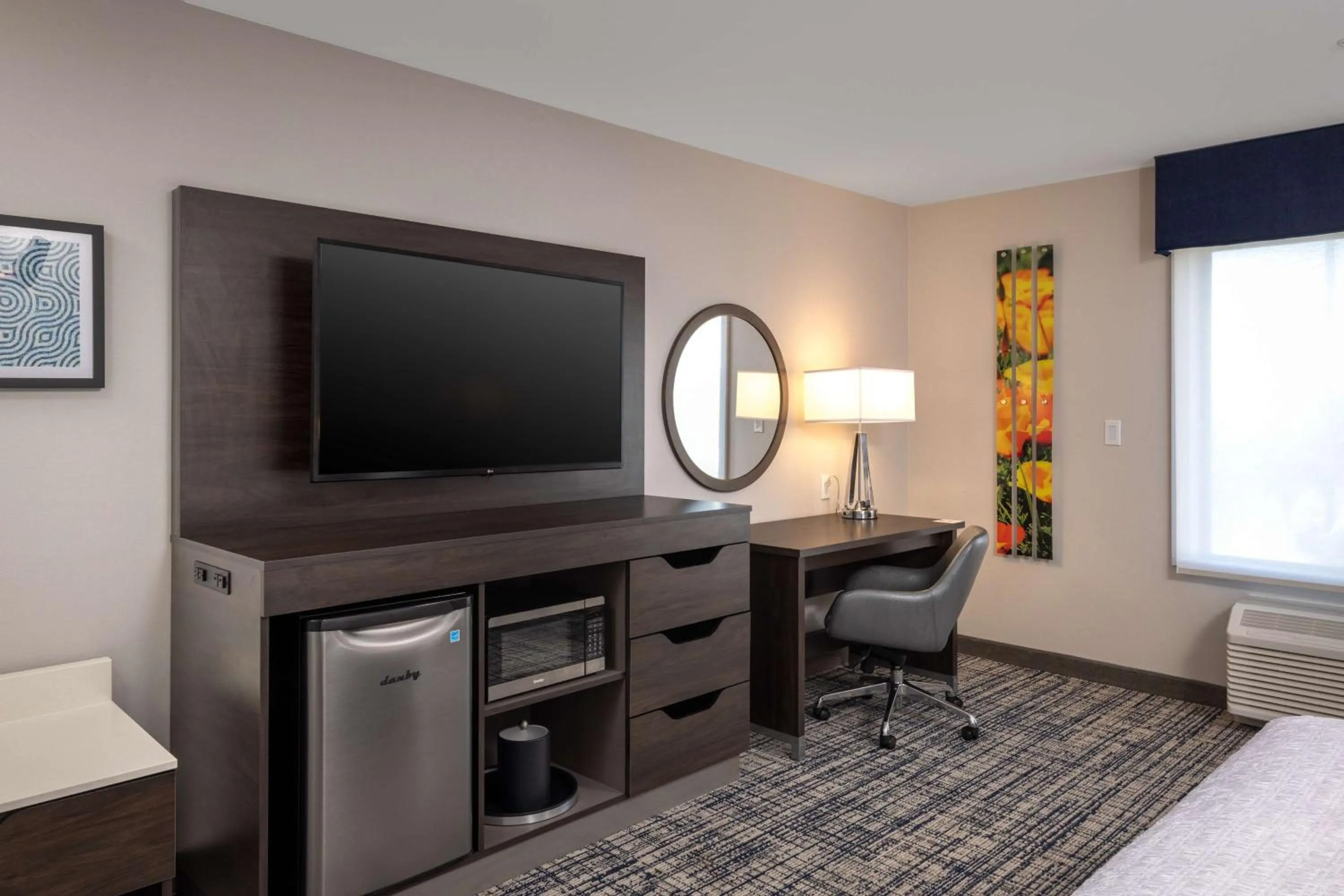 Bedroom, Bed in Hampton Inn & Suites Manteca