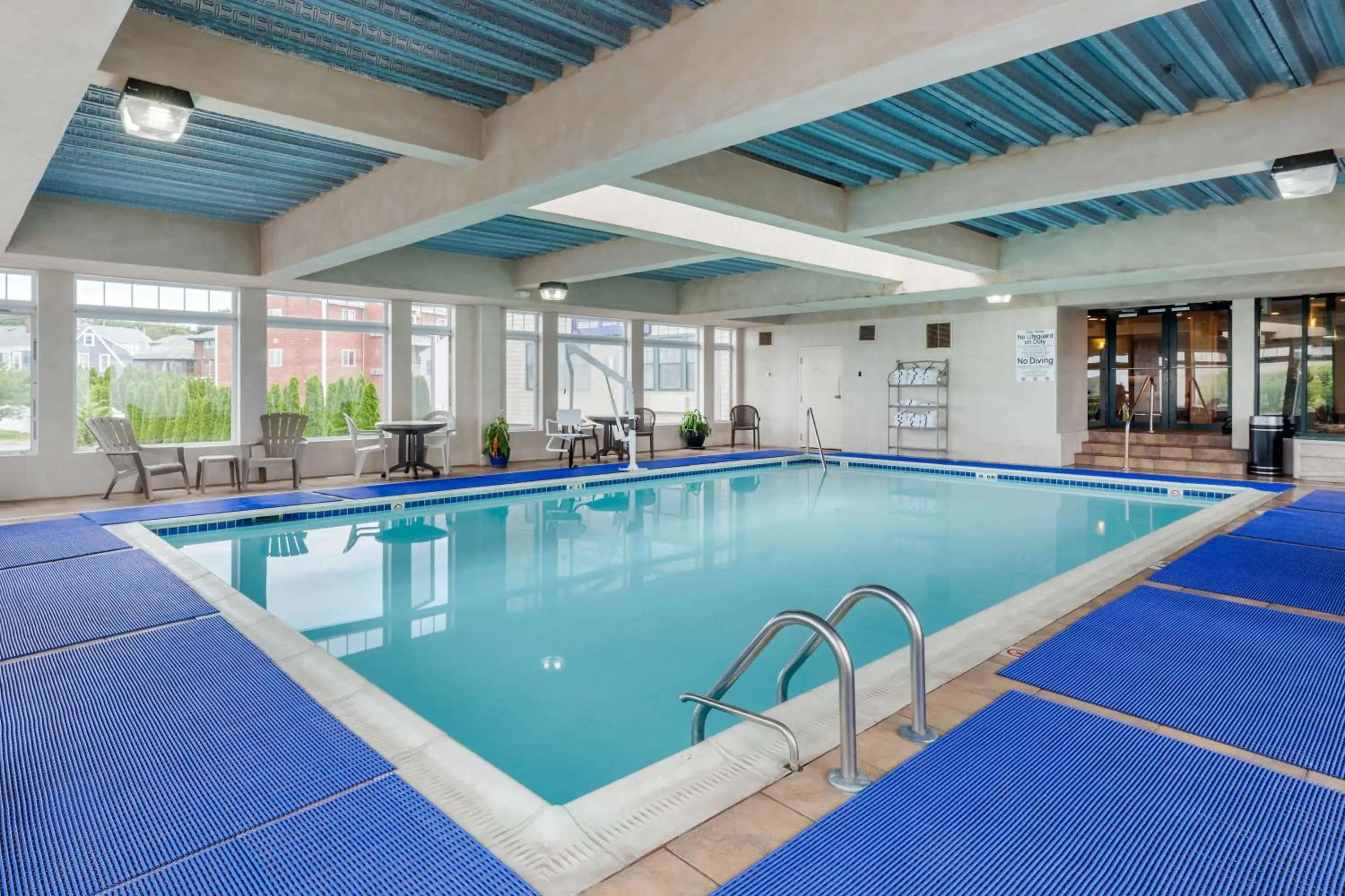 Swimming pool in Atlantic Beach Hotel Newport Swimming pool in Atlantic Beach Hotel Newport