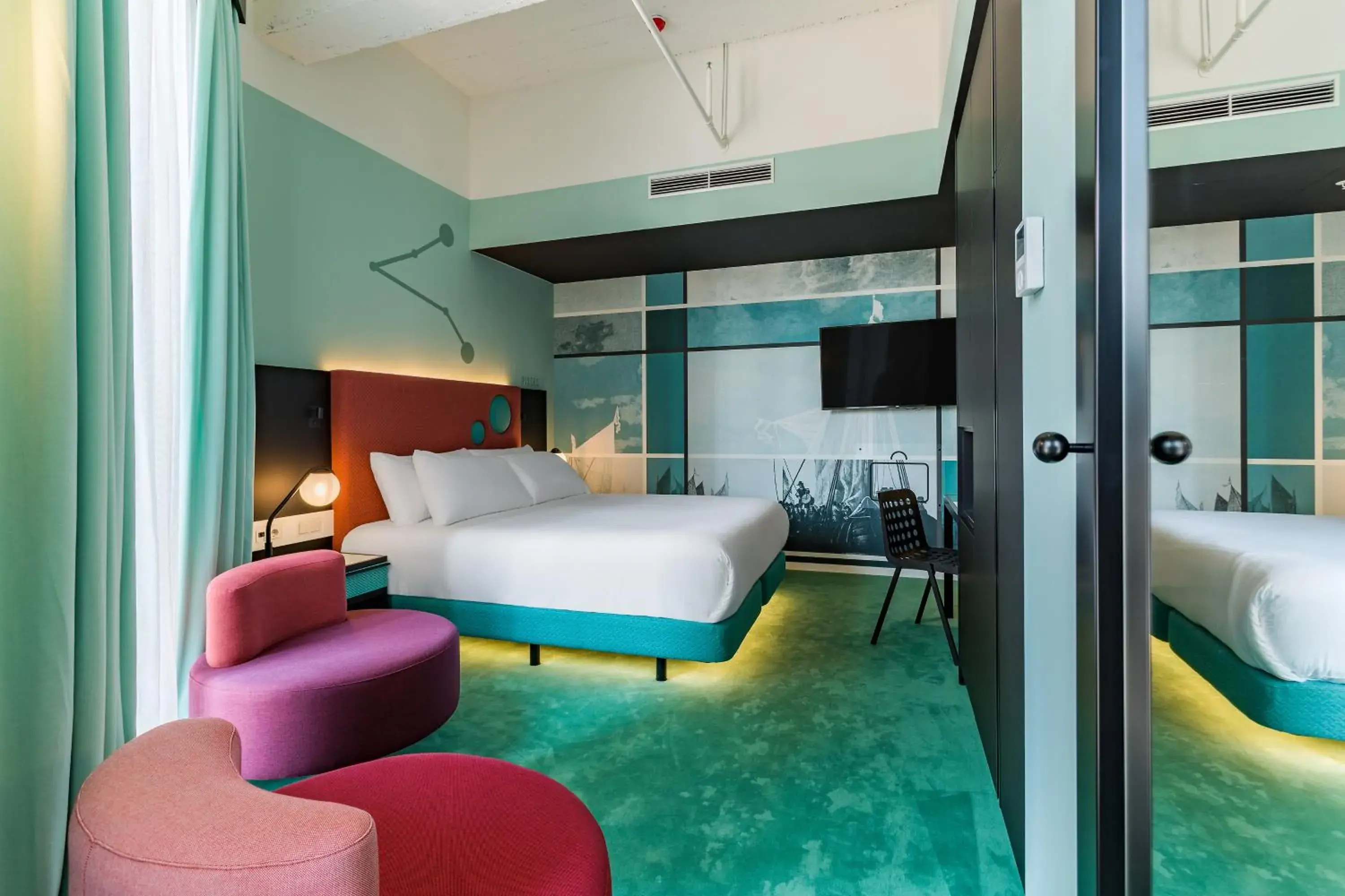 Bedroom, Bed in Room Mate Bruno, Rotterdam Bedroom, Bed in Room Mate Bruno, Rotterdam