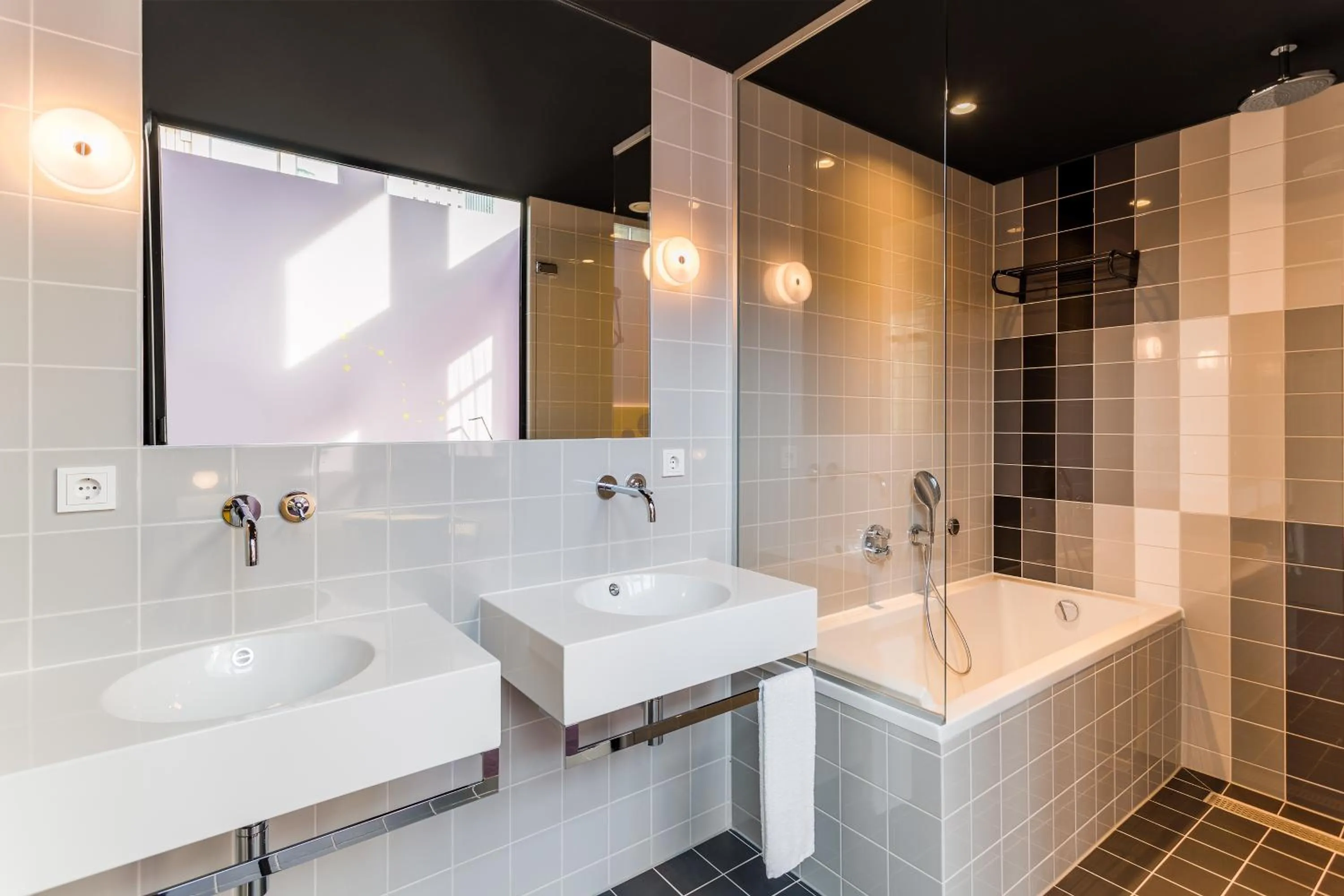 Bathroom in Room Mate Bruno, Rotterdam