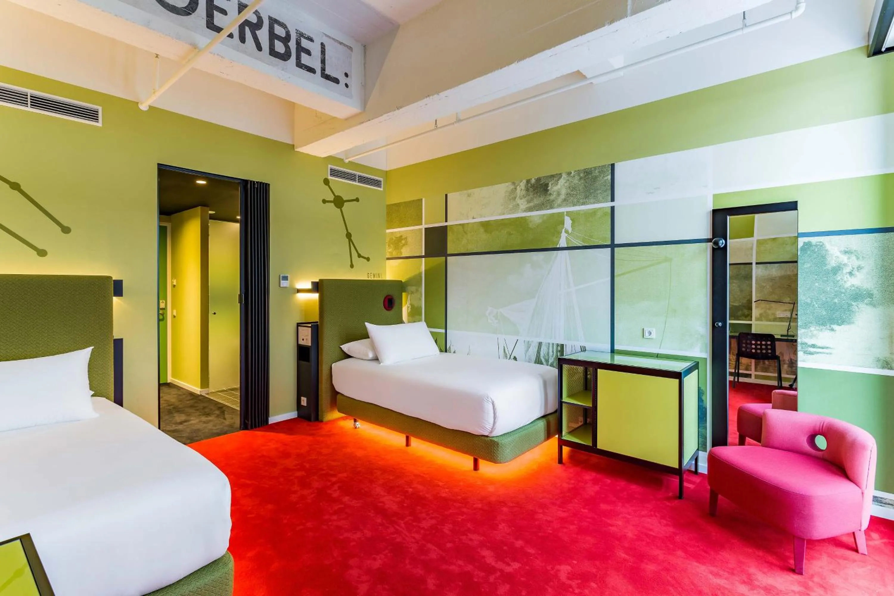 Property building, Bed in Room Mate Bruno, Rotterdam