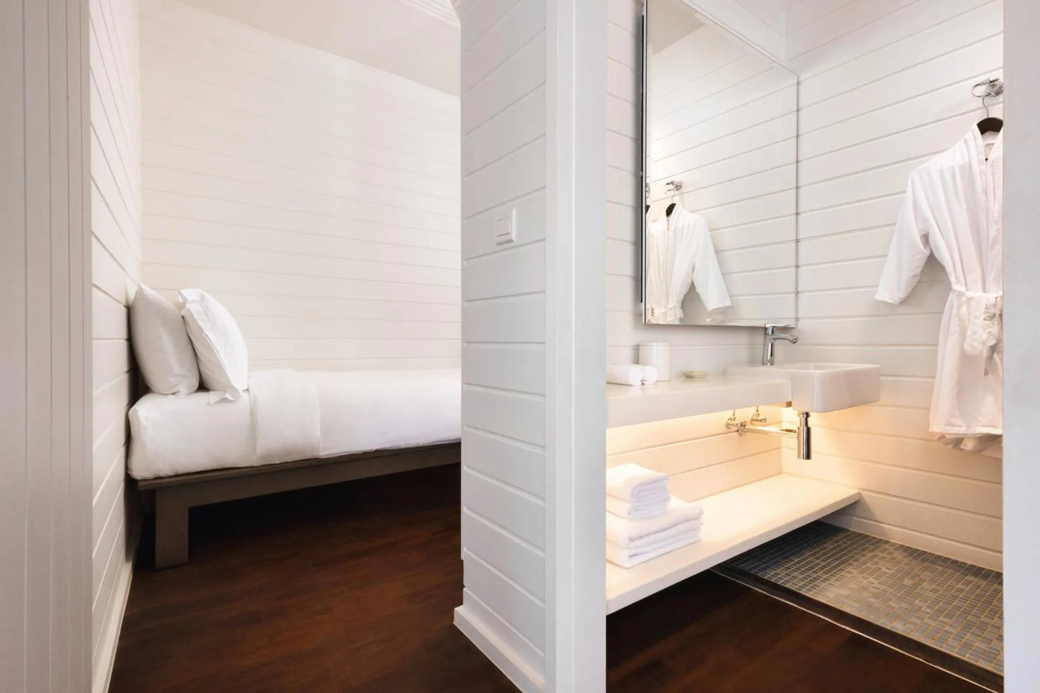 Photo of the whole room, Bed in COMO Cocoa Island