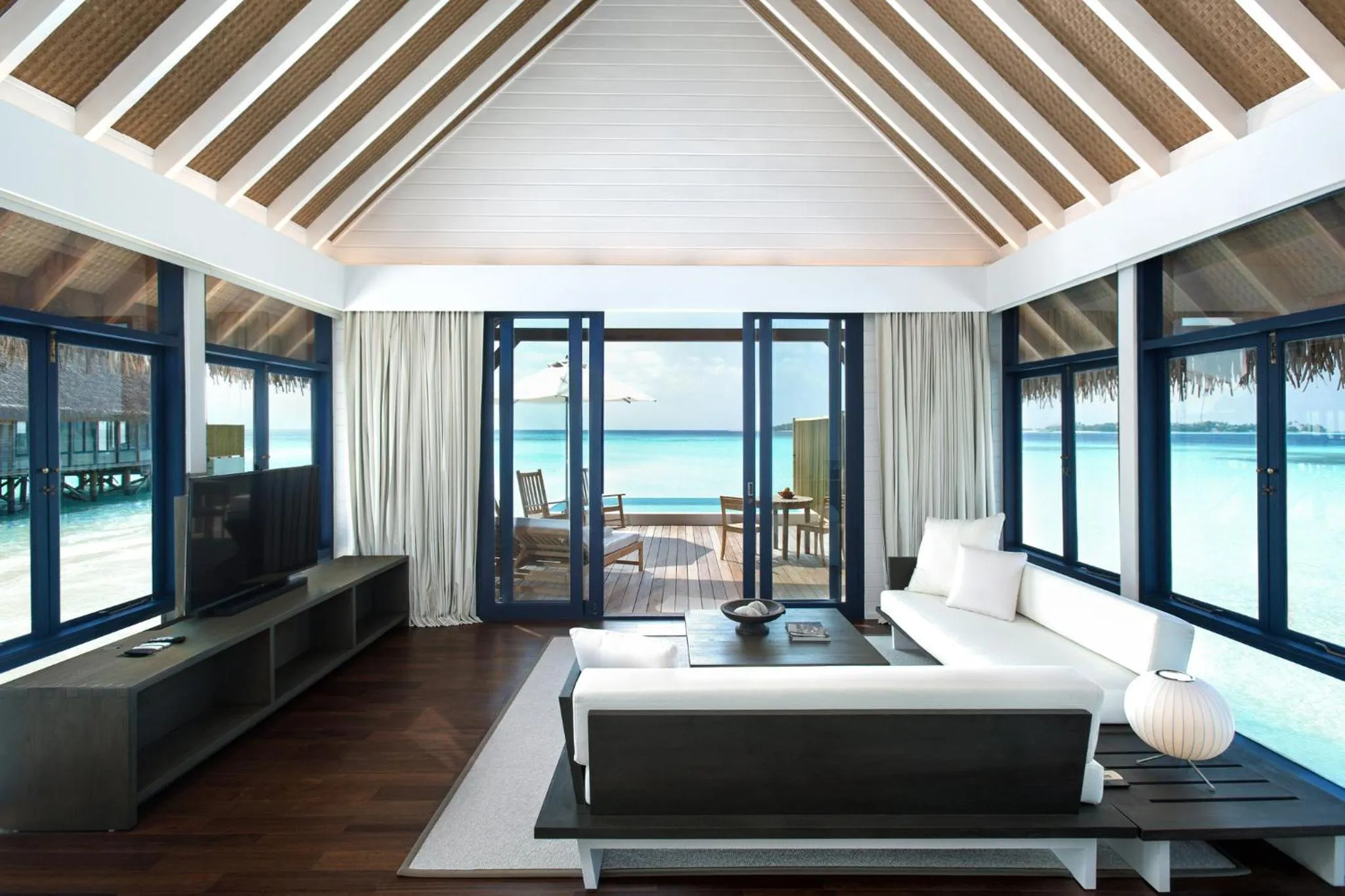 Photo of the whole room, Bed in COMO Cocoa Island