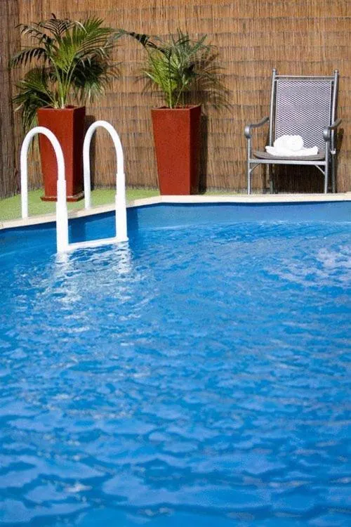 Swimming pool in Beechworth Carriage Motor Inn