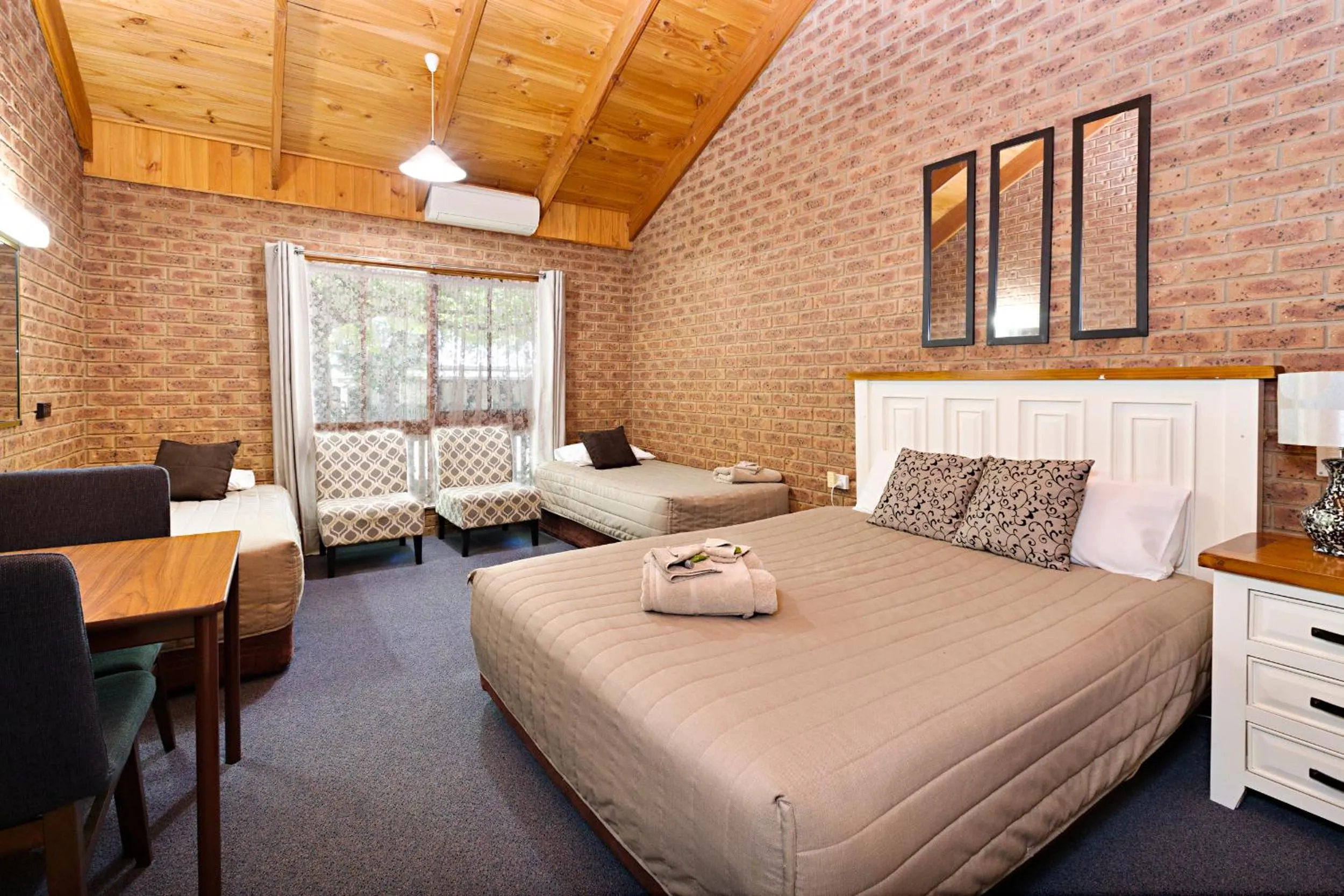 Bed in Beechworth Carriage Motor Inn