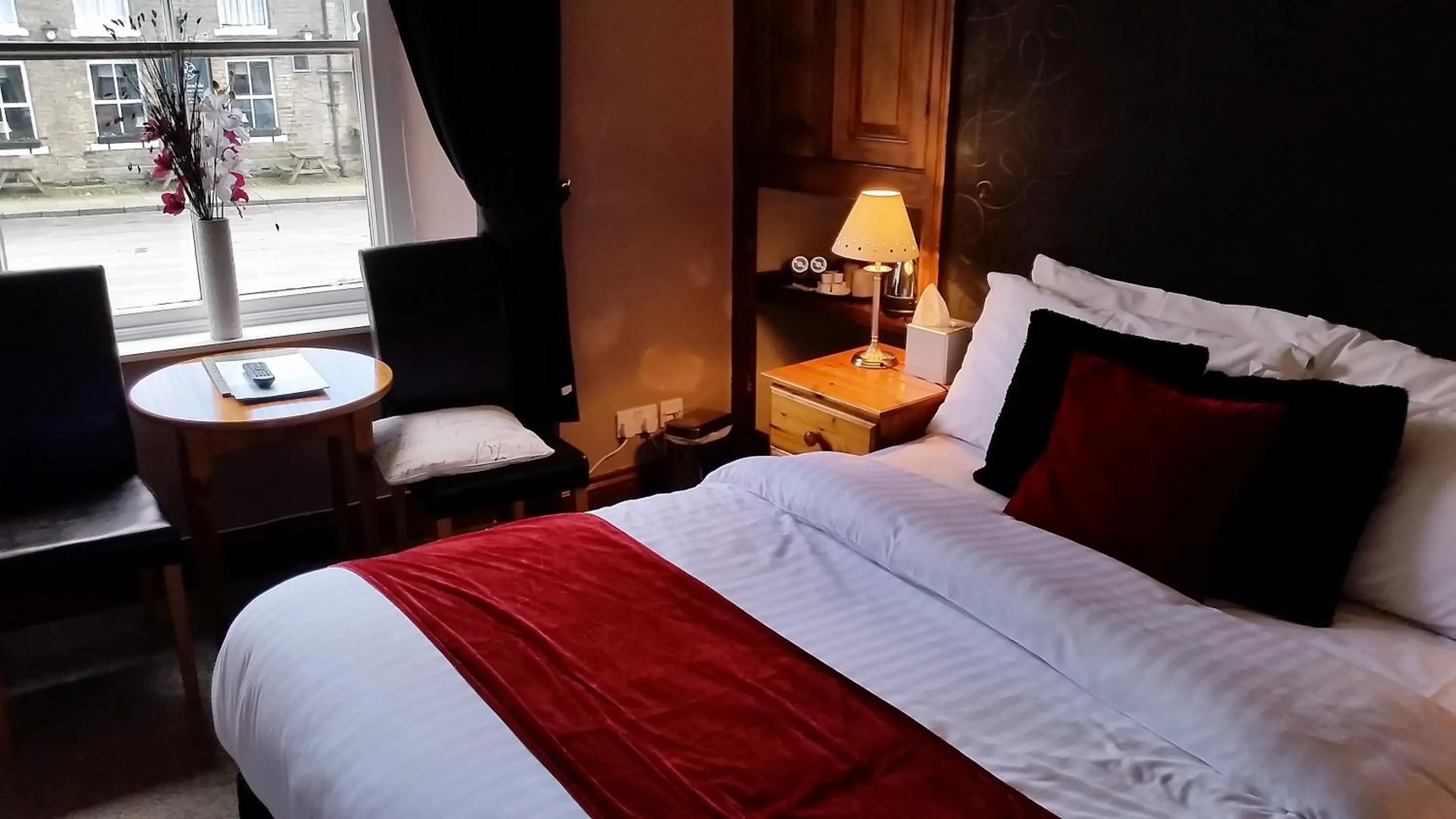 Photo of the whole room, Bed in Forresters Bar & French Restaurant with Rooms