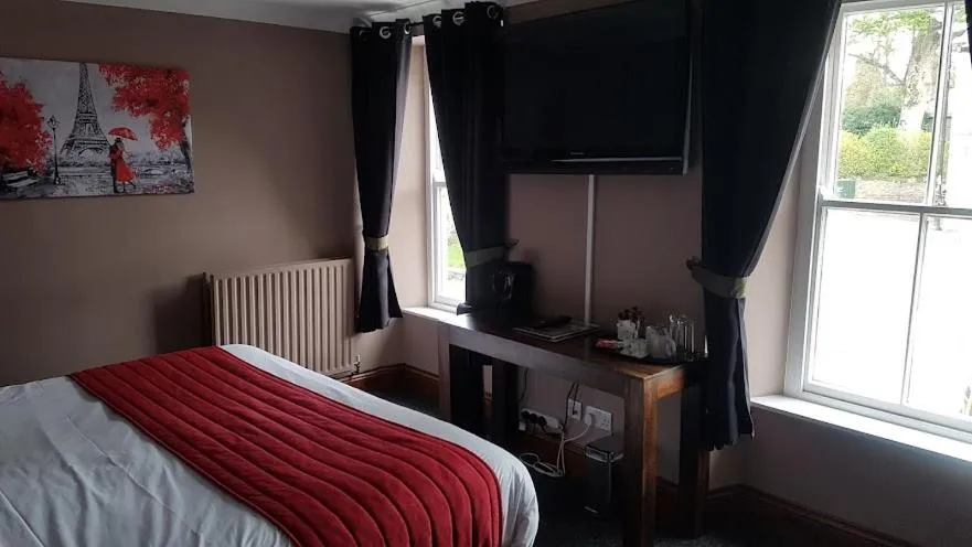 Bedroom, Bed in Forresters Bar & French Restaurant with Rooms
