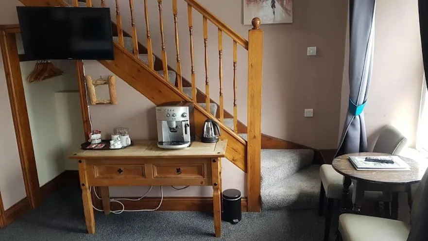 TV and multimedia in Forresters Bar & French Restaurant with Rooms