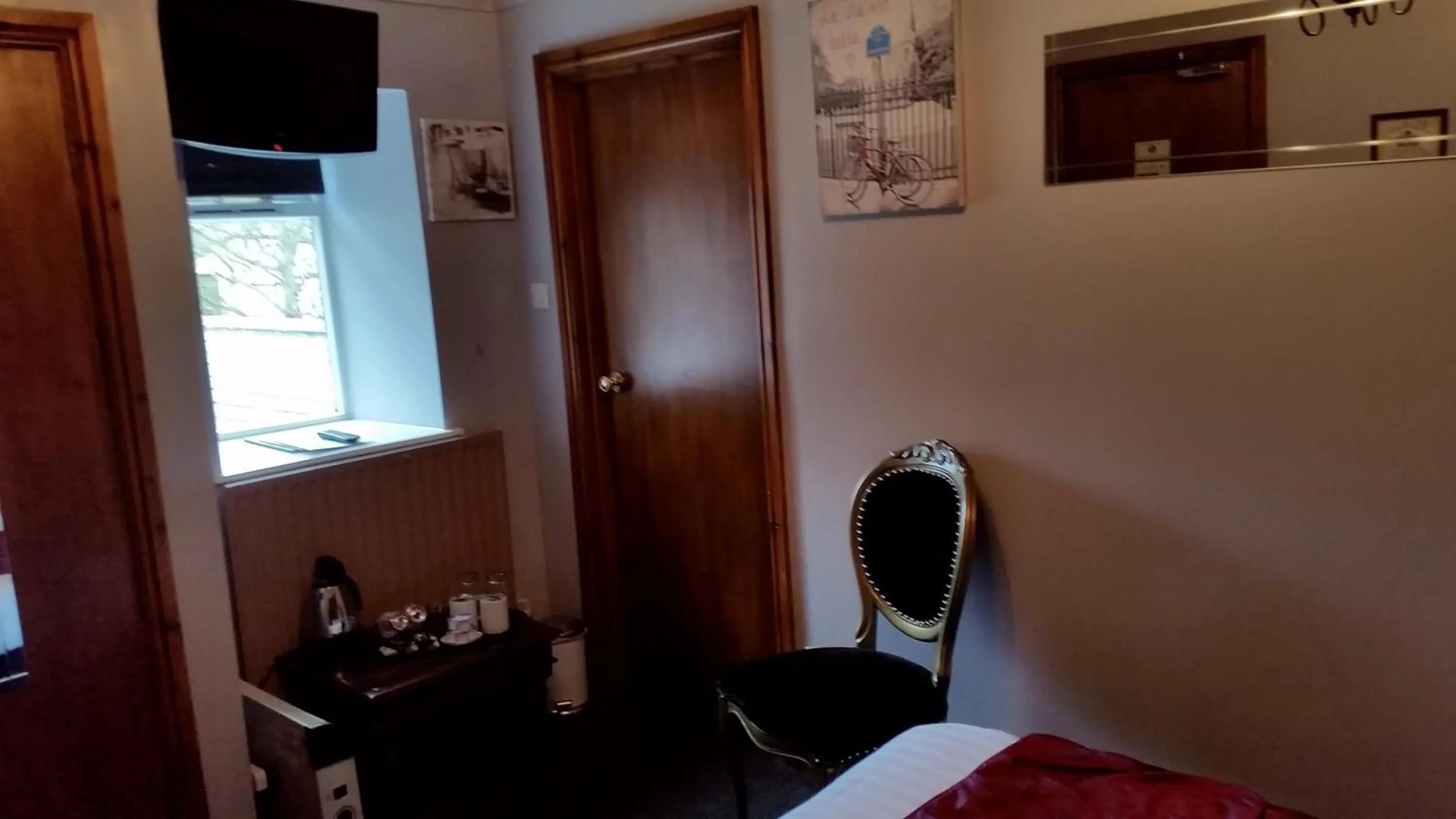 TV and multimedia, Bed in Forresters Bar & French Restaurant with Rooms