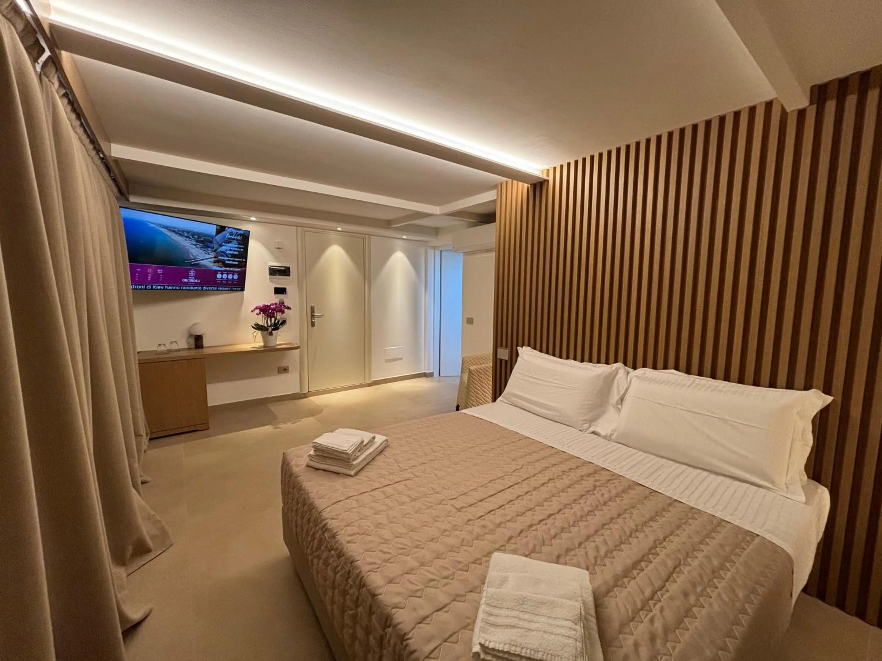 Bed in Hotel Orchidea