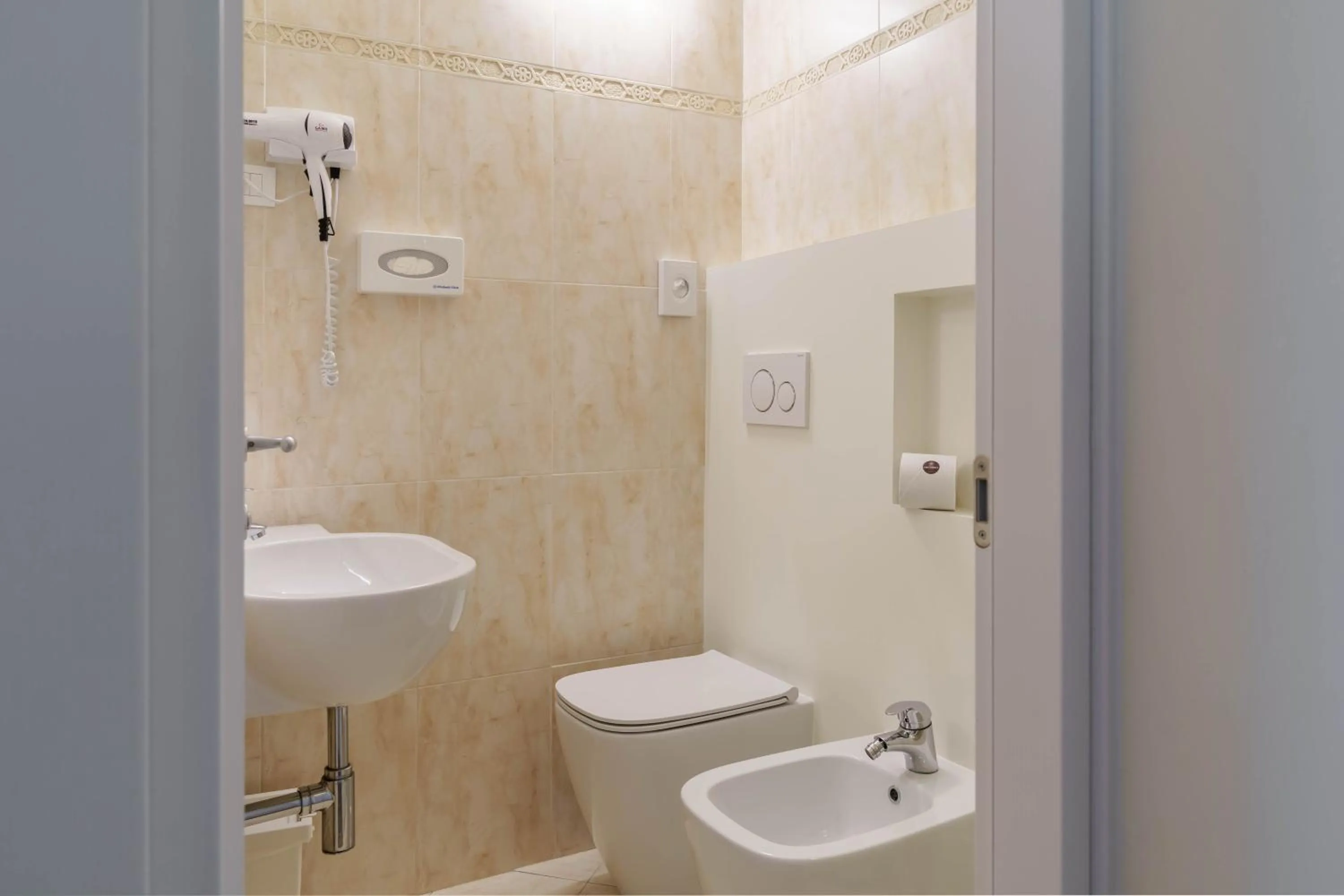 Bathroom in Hotel Orchidea