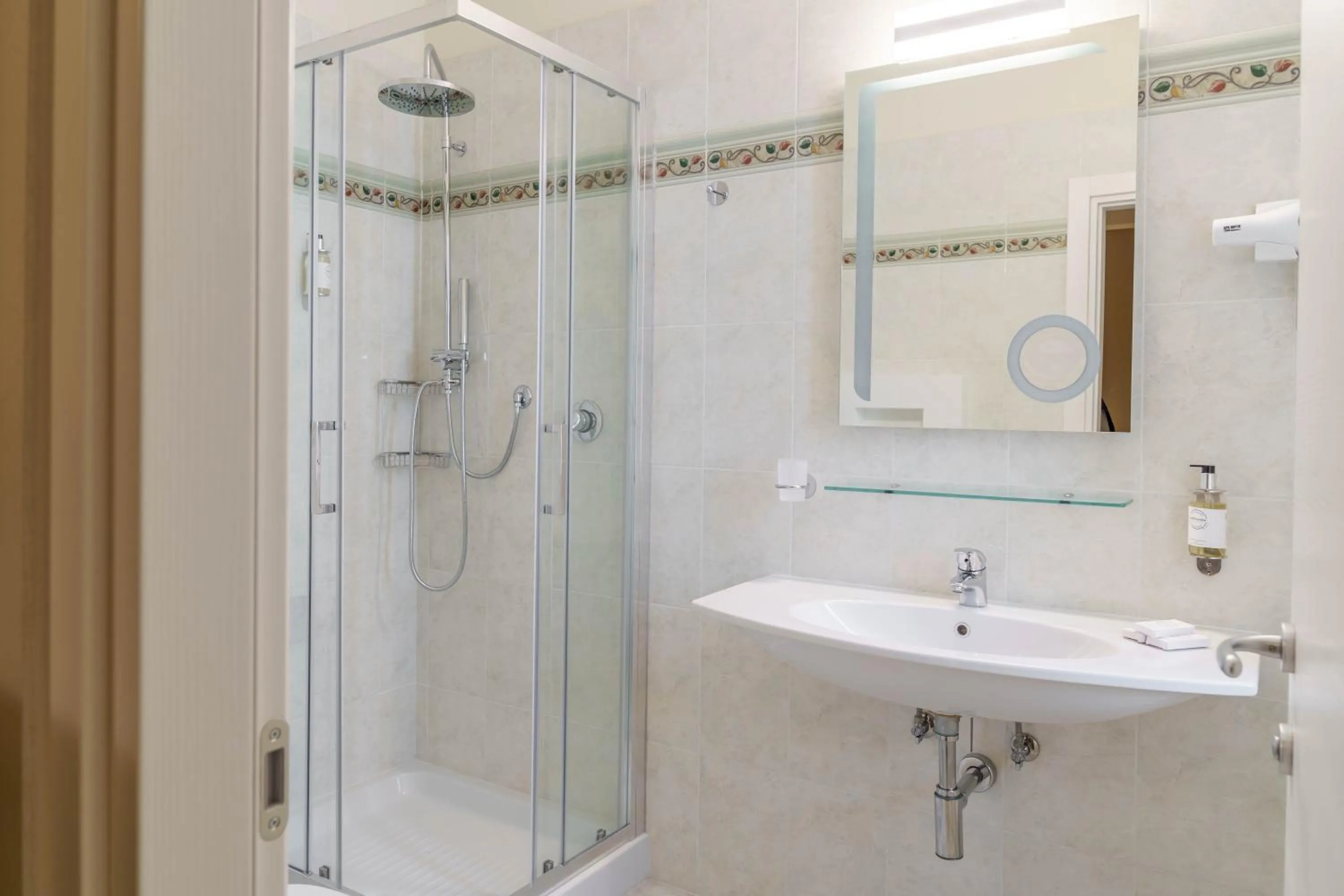 Bathroom in Hotel Orchidea