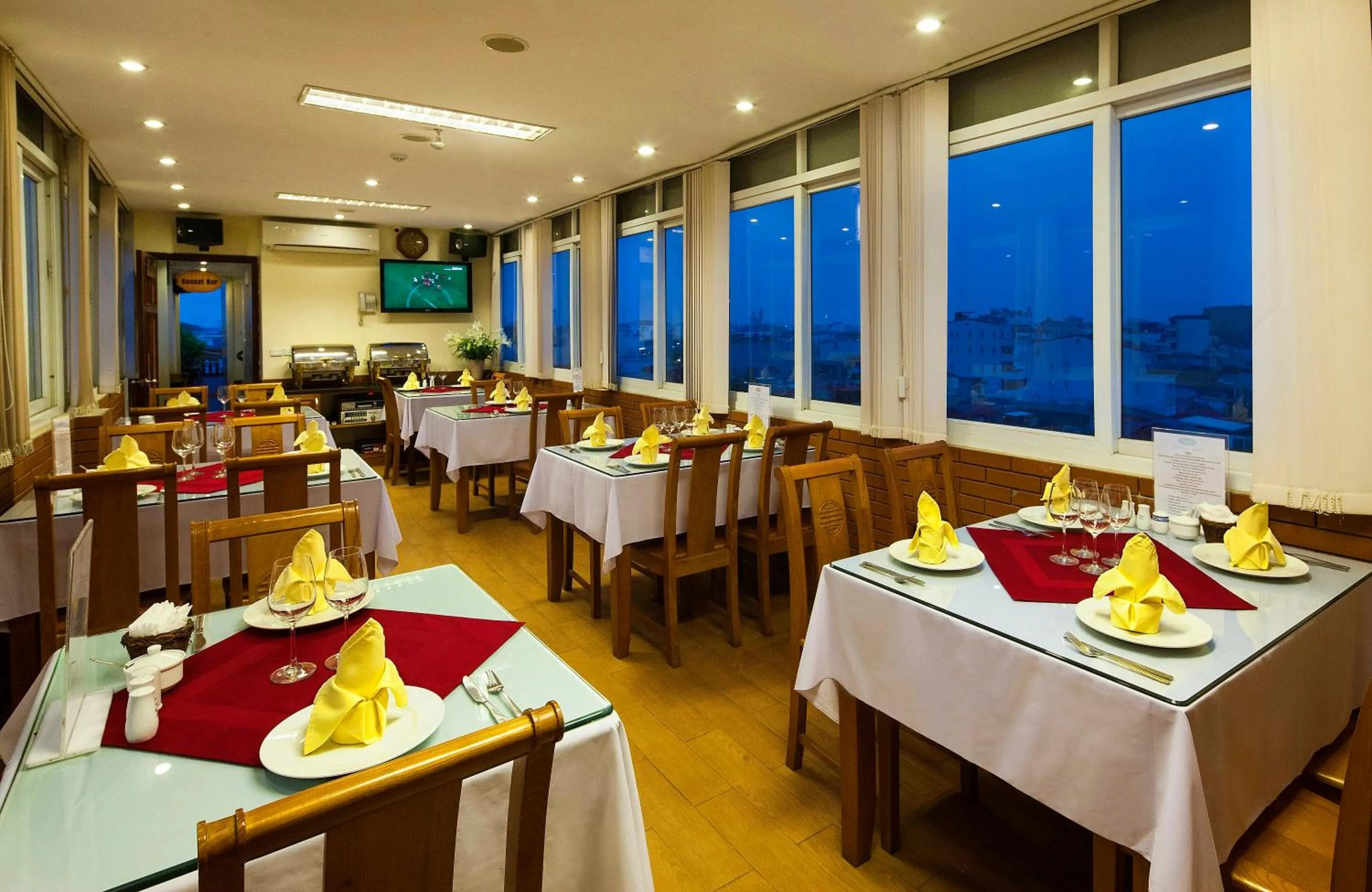 Restaurant/places to eat in Lucky 3 Hotel & Travel