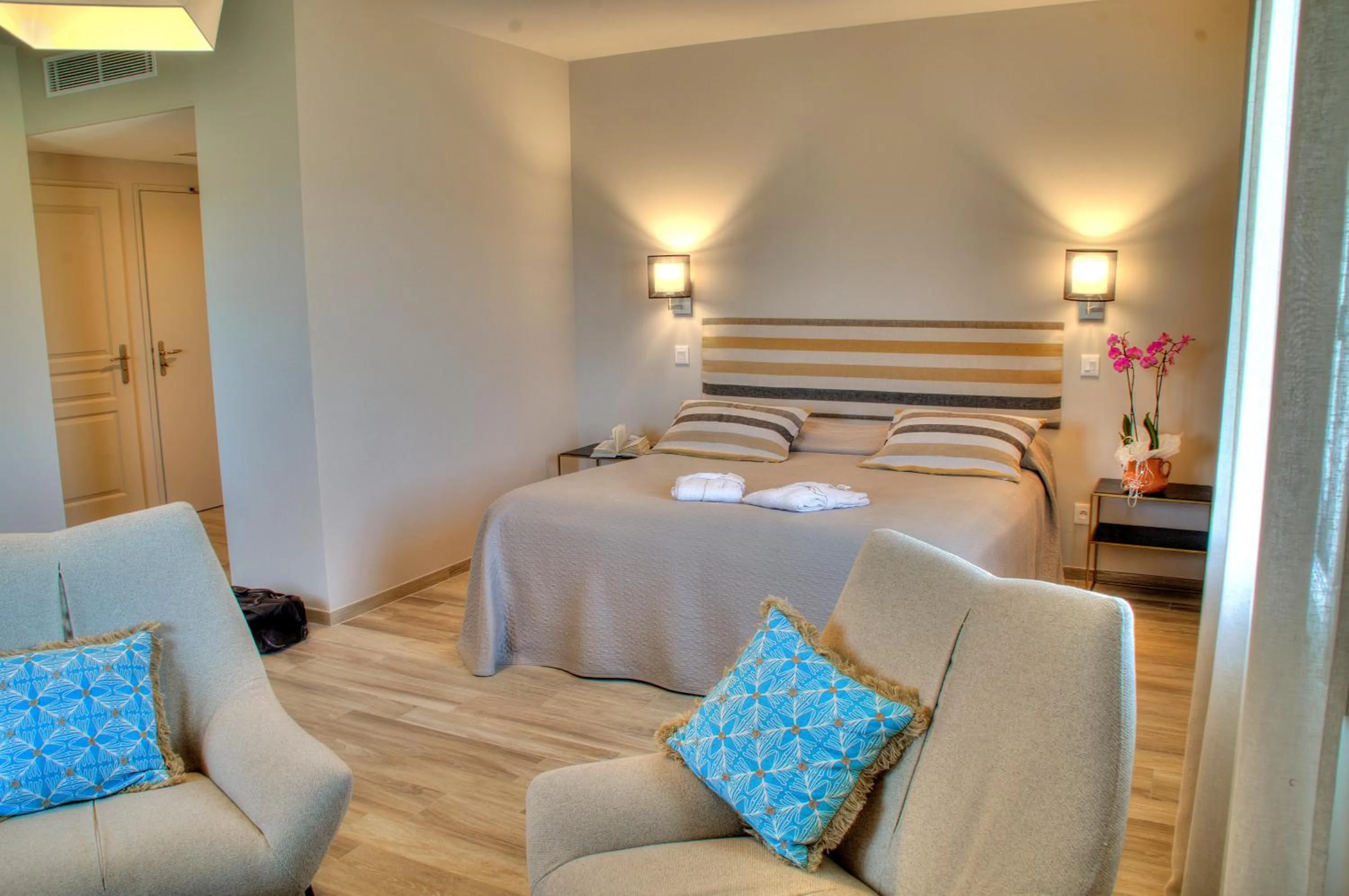 Photo of the whole room, Bed in Hôtel La Bastide d'Iris