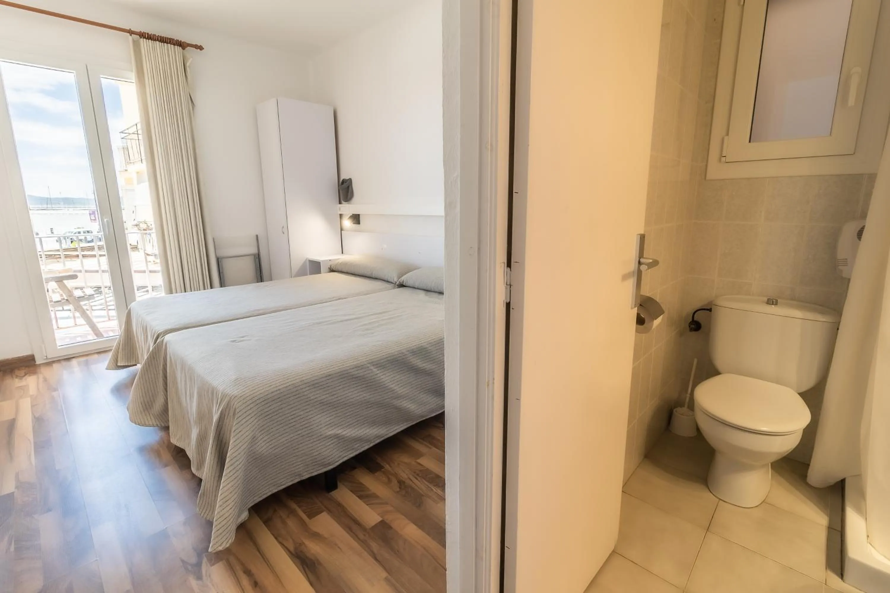 Photo of the whole room in Fonda Can Dalfo