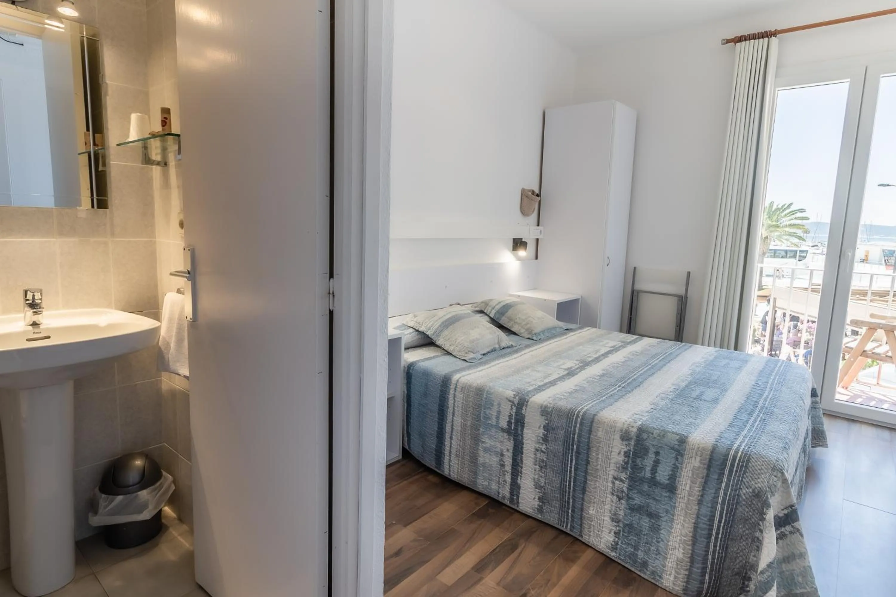 Photo of the whole room in Fonda Can Dalfo