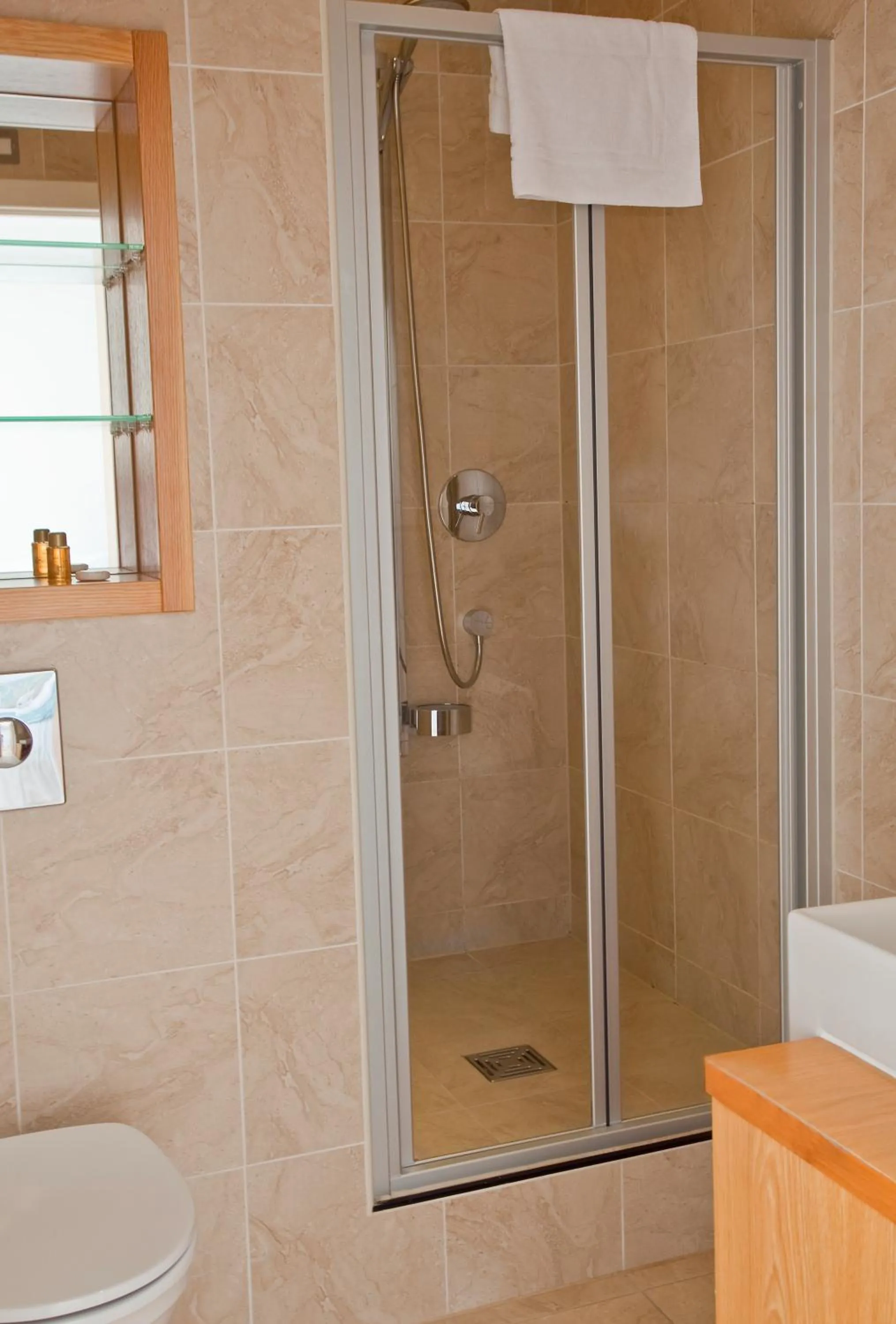 Bathroom in Regent House deluxe 2 bedroom apartment