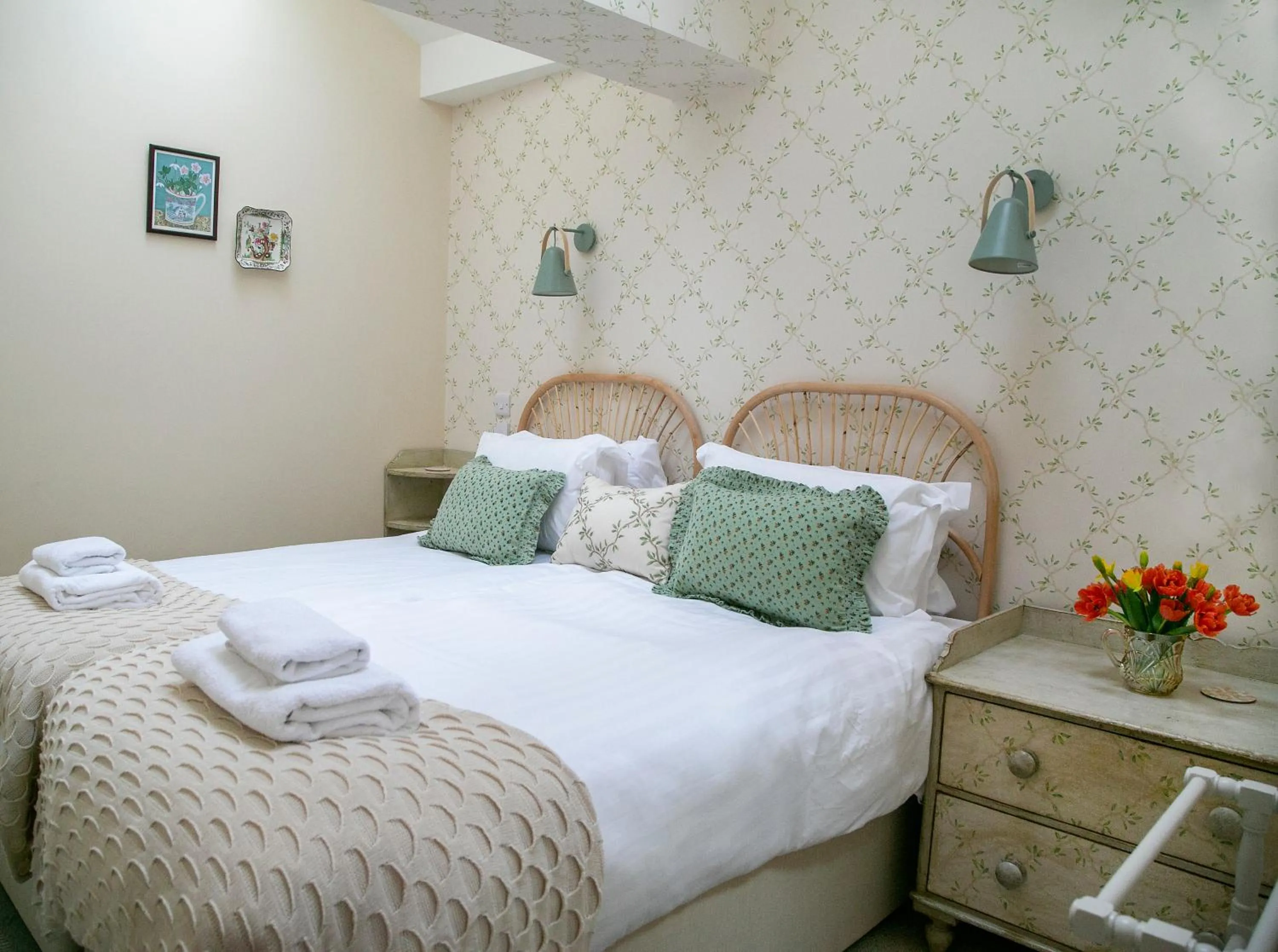 Bed in Regent House deluxe 2 bedroom apartment