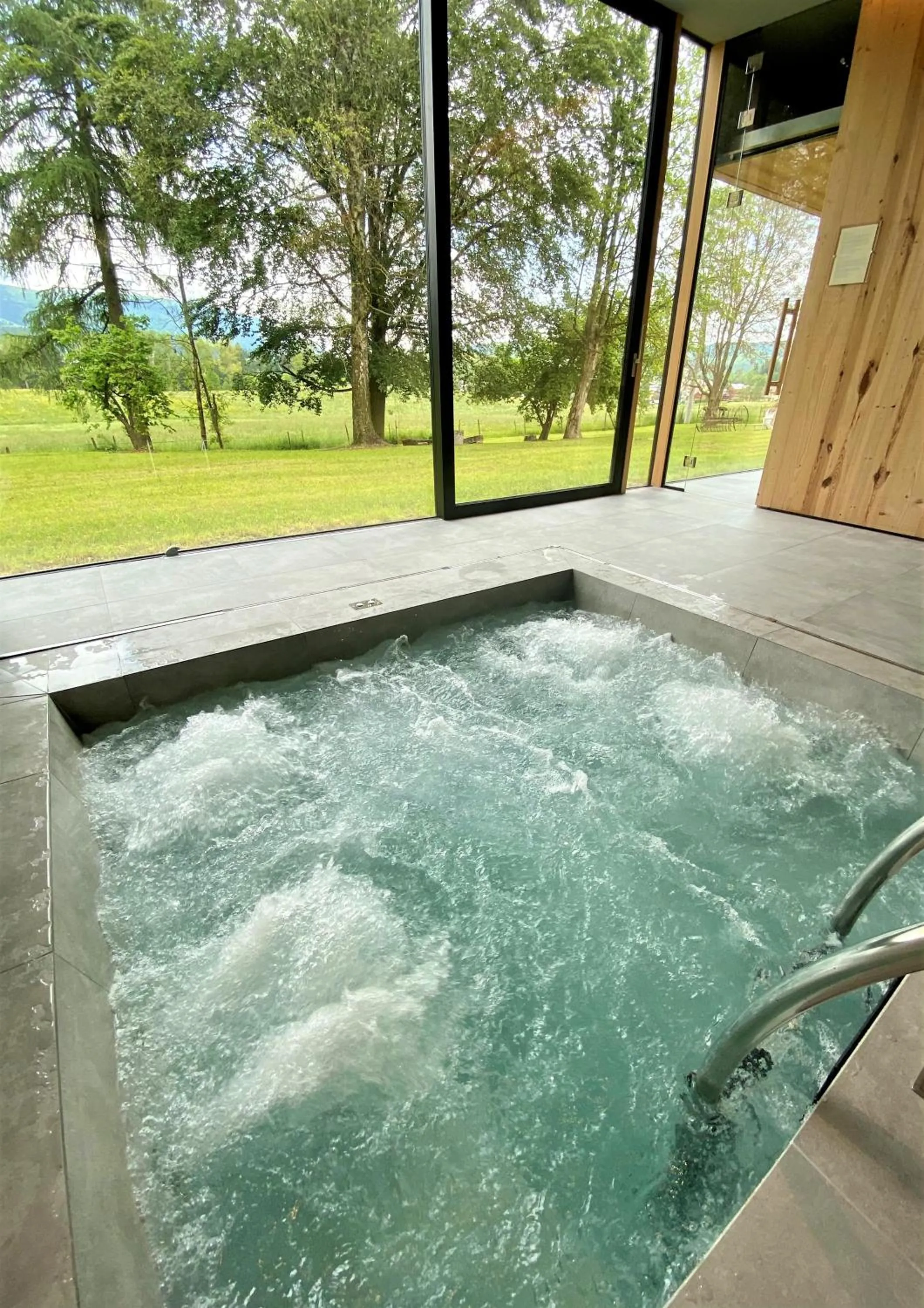 Hot Tub in Albergo Rutzer