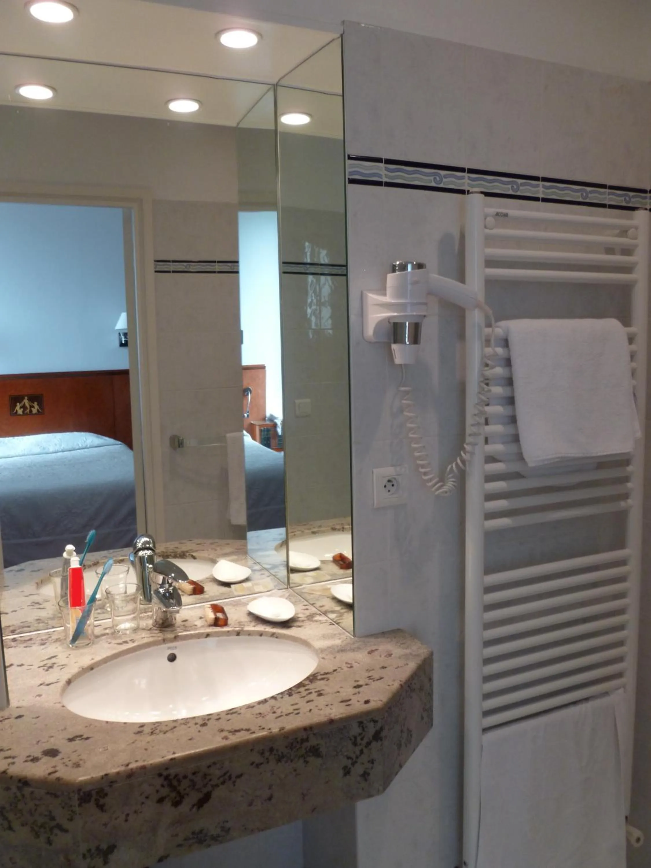 Bathroom in Hôtel Maïtagaria