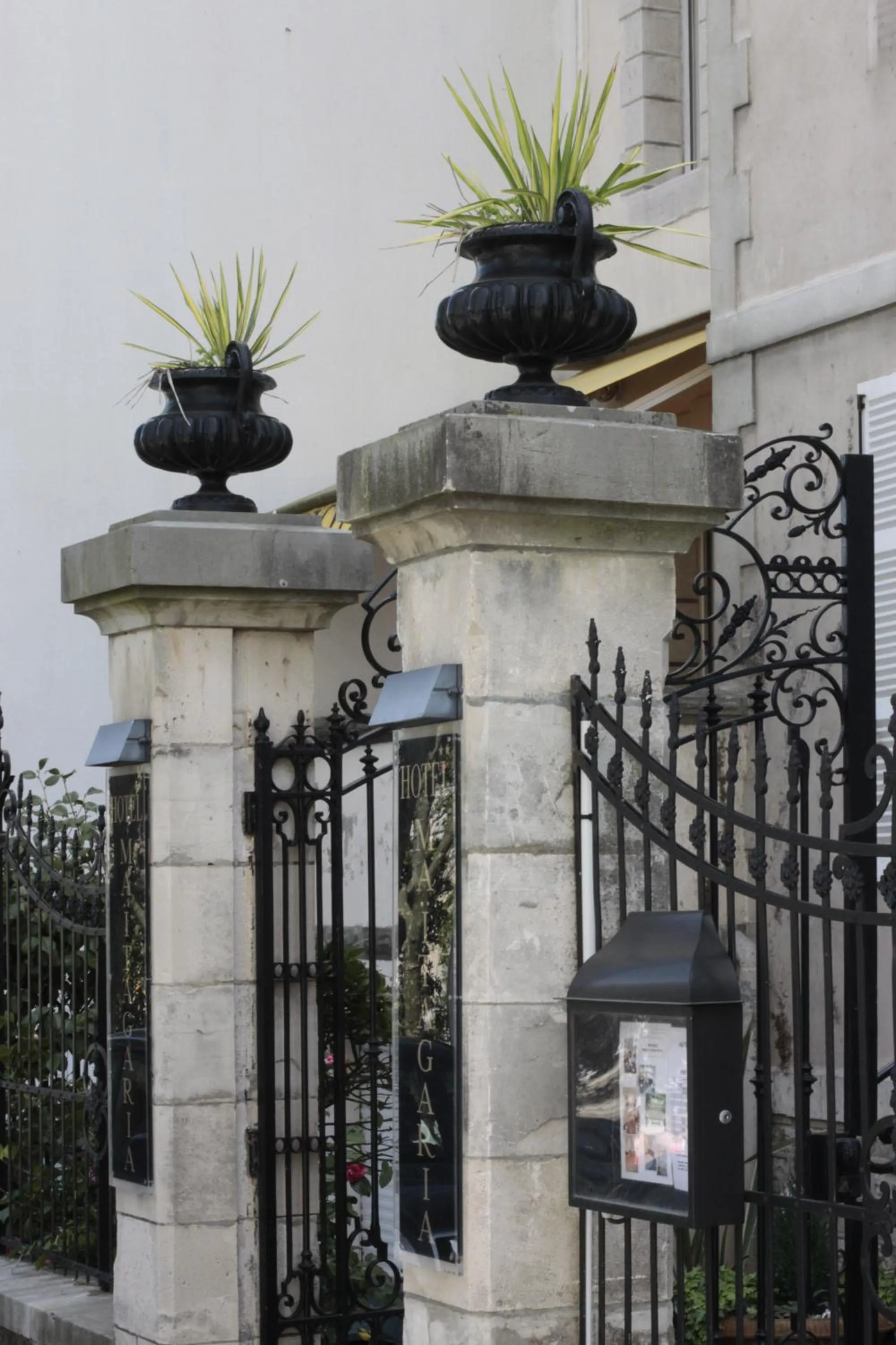 Facade/entrance in Hôtel Maïtagaria