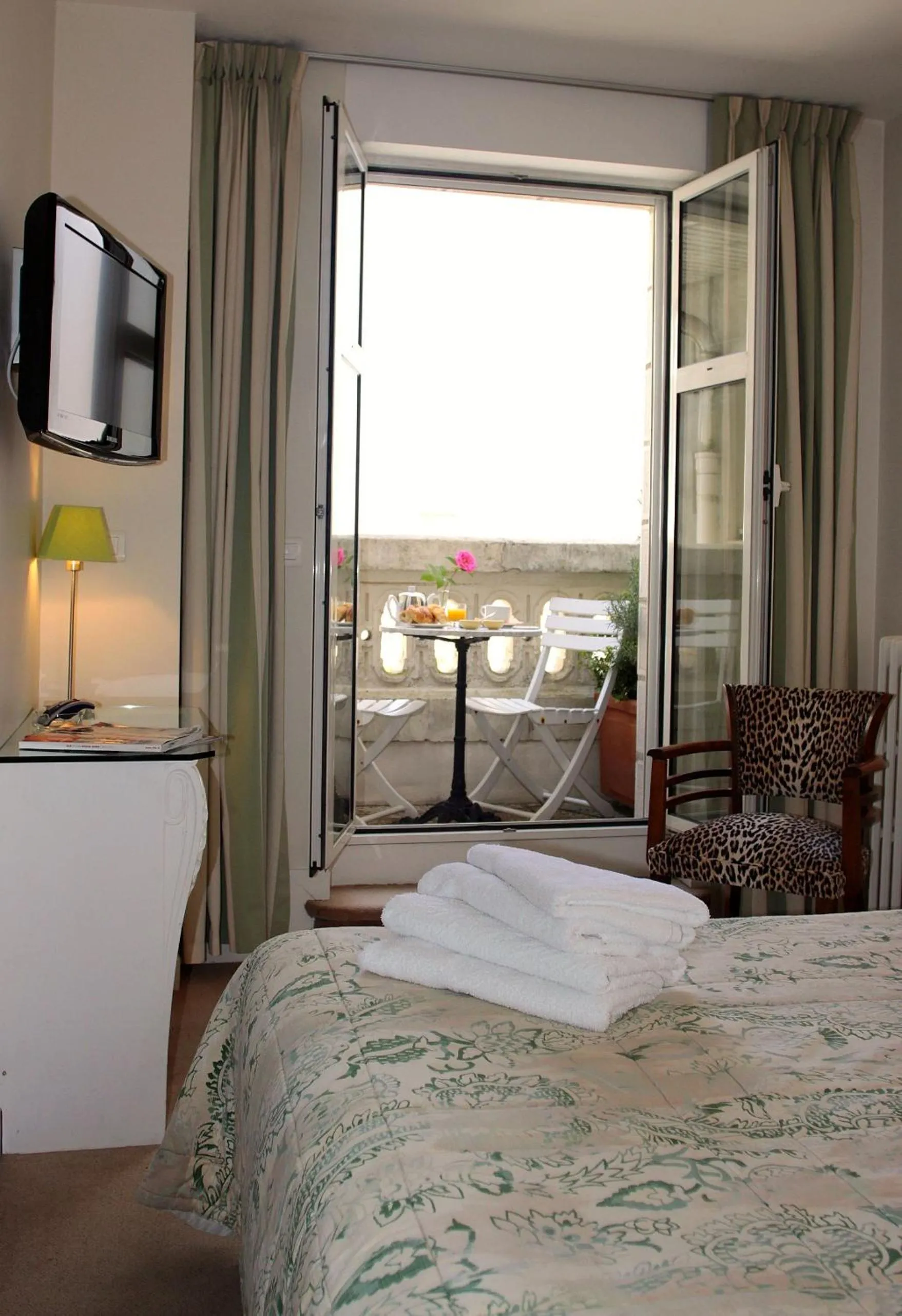 Photo of the whole room, Bed in Hôtel Maïtagaria