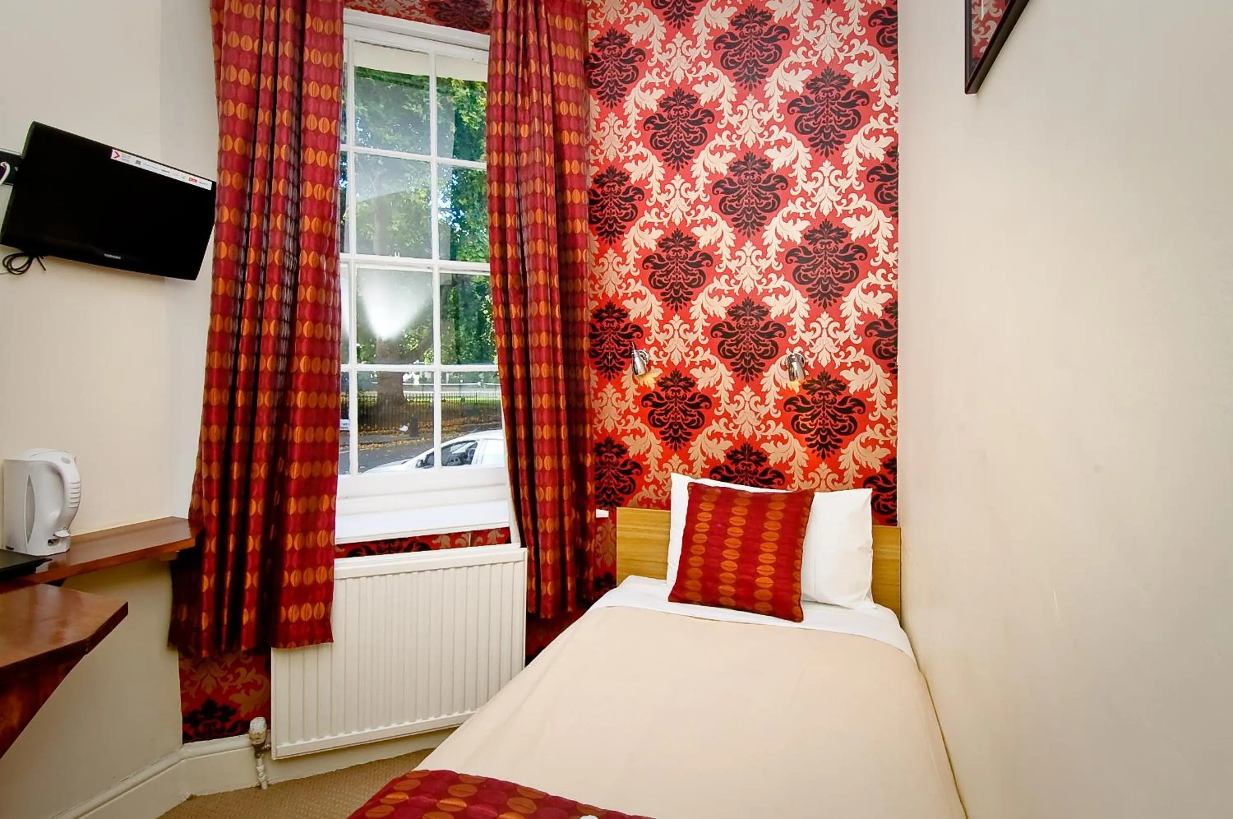 Bed in Leigh House Hotel