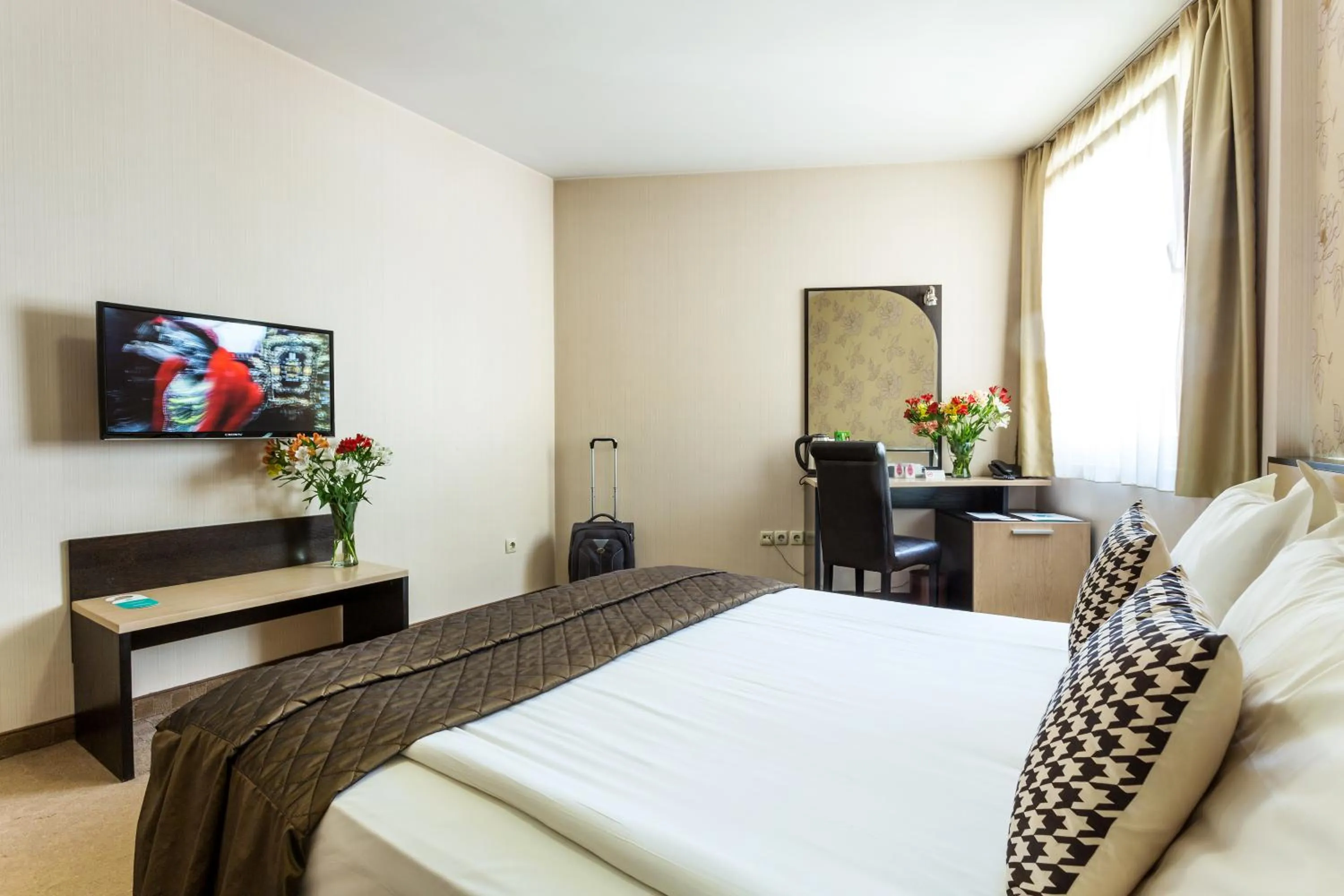 Communal lounge/ TV room, Bed in City Avenue Hotel