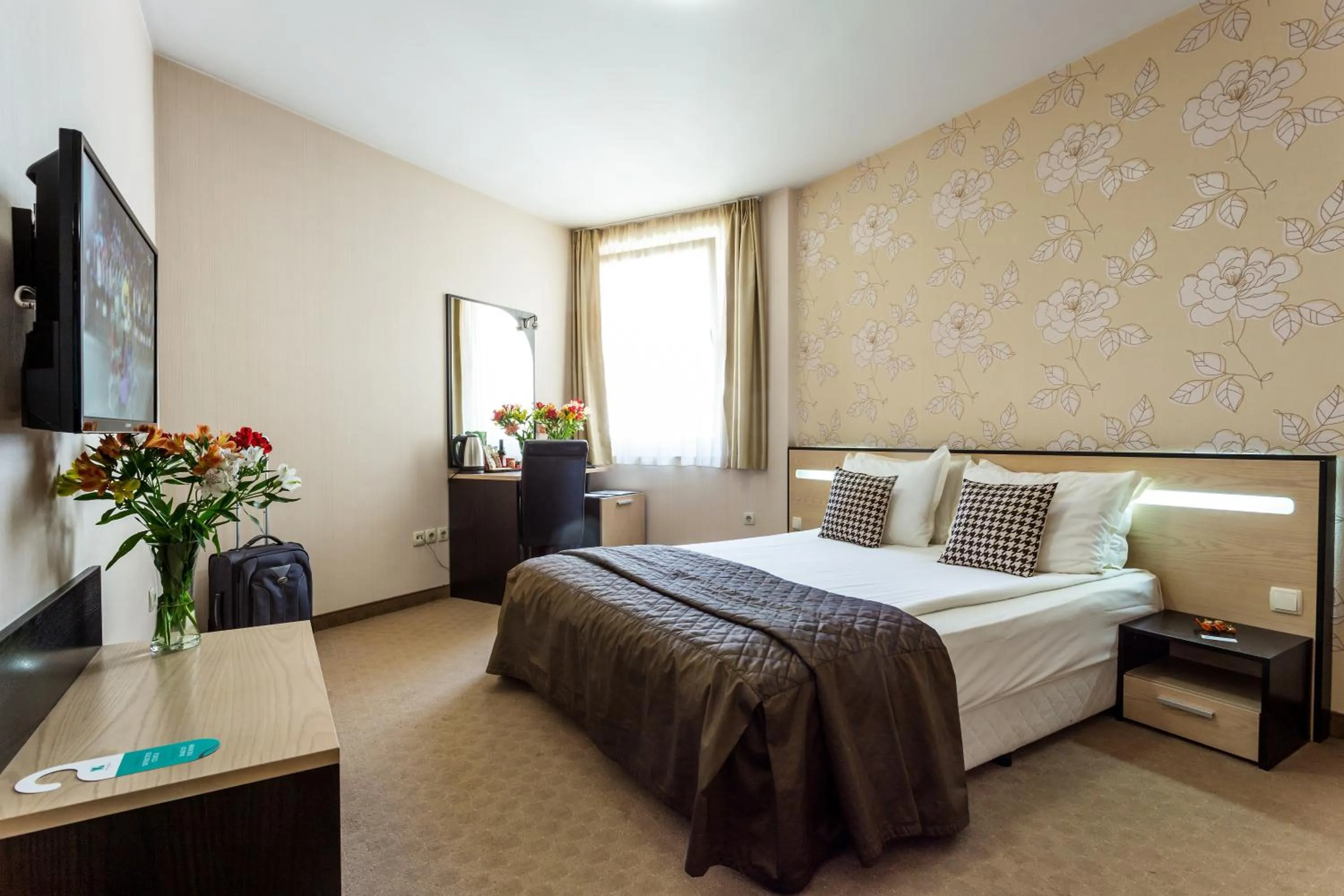 Photo of the whole room, Bed in City Avenue Hotel