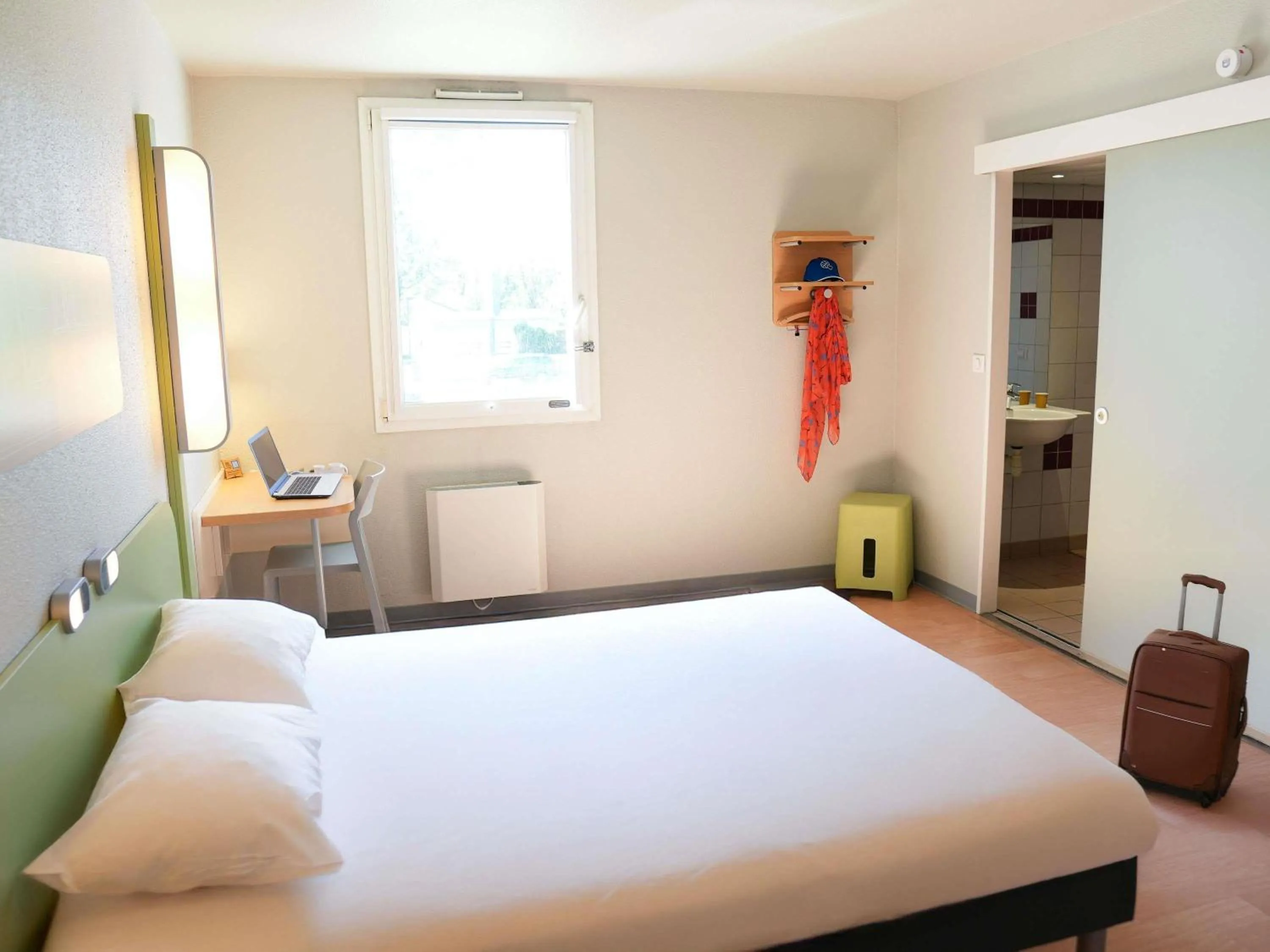 Bedroom, Bed in ibis budget Caen Porte de Bretagne