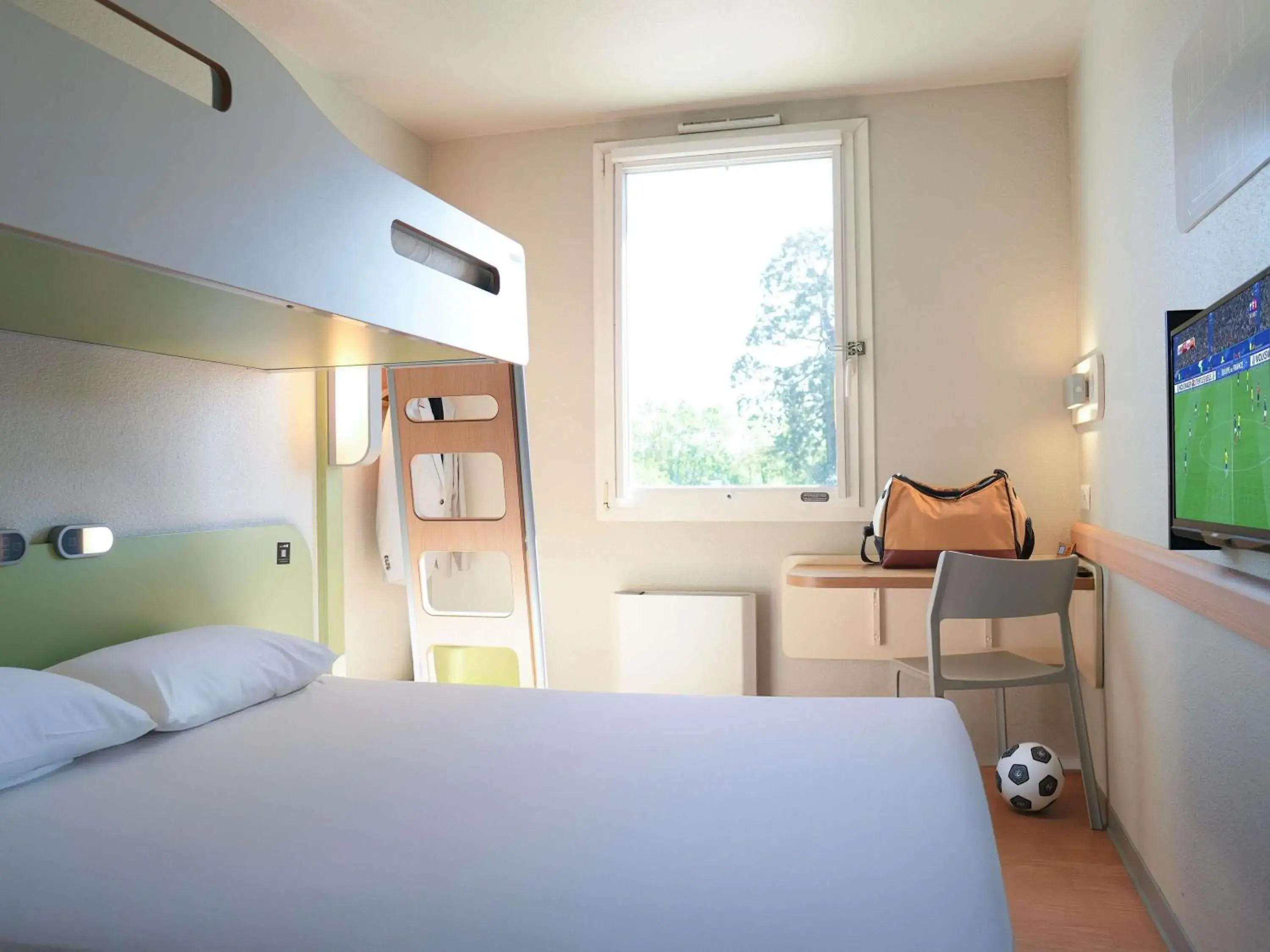 Bedroom, Bed in ibis budget Caen Porte de Bretagne Bedroom, Bed in ibis budget Caen Porte de Bretagne