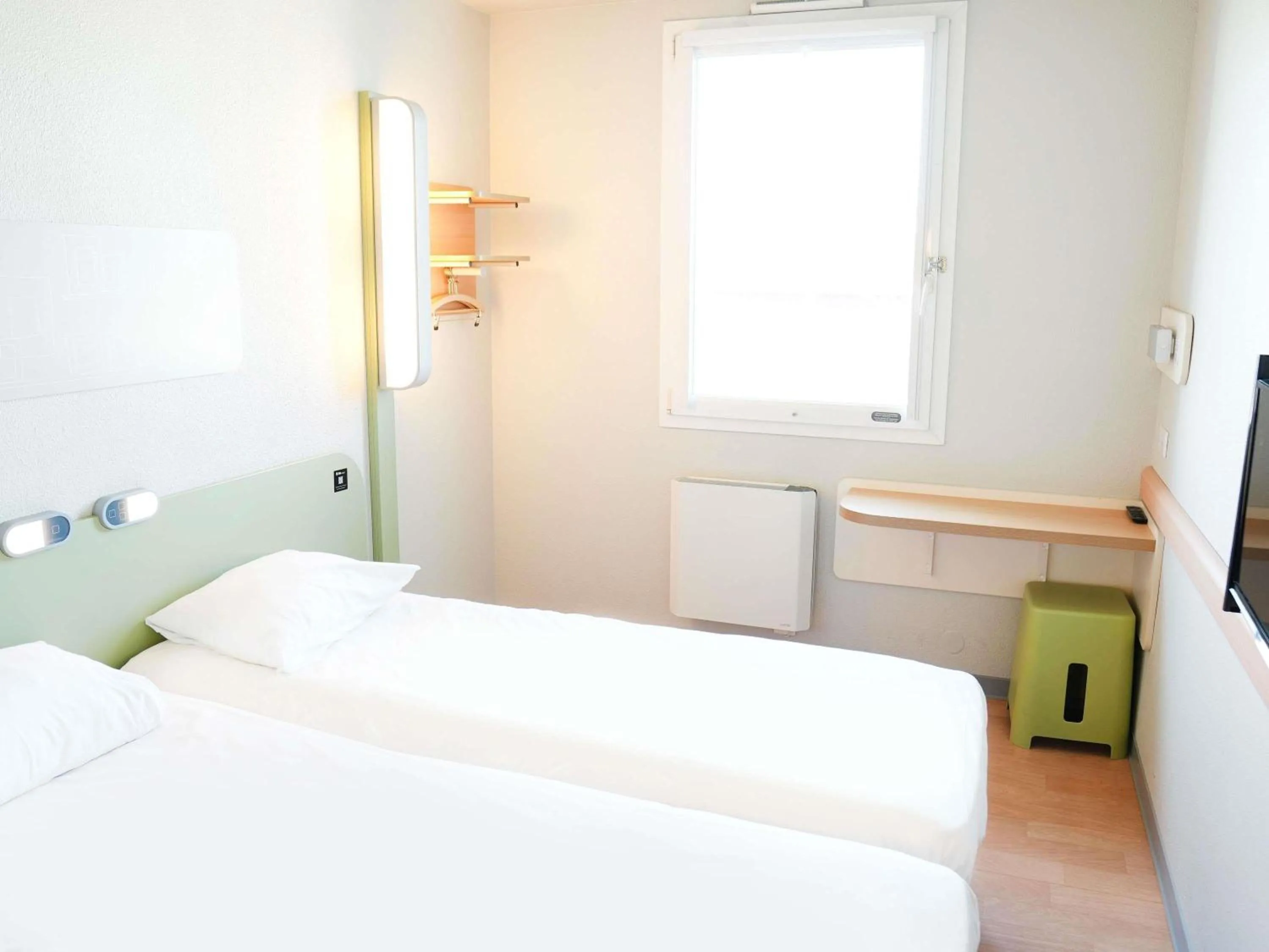 Bedroom, Bed in ibis budget Caen Porte de Bretagne