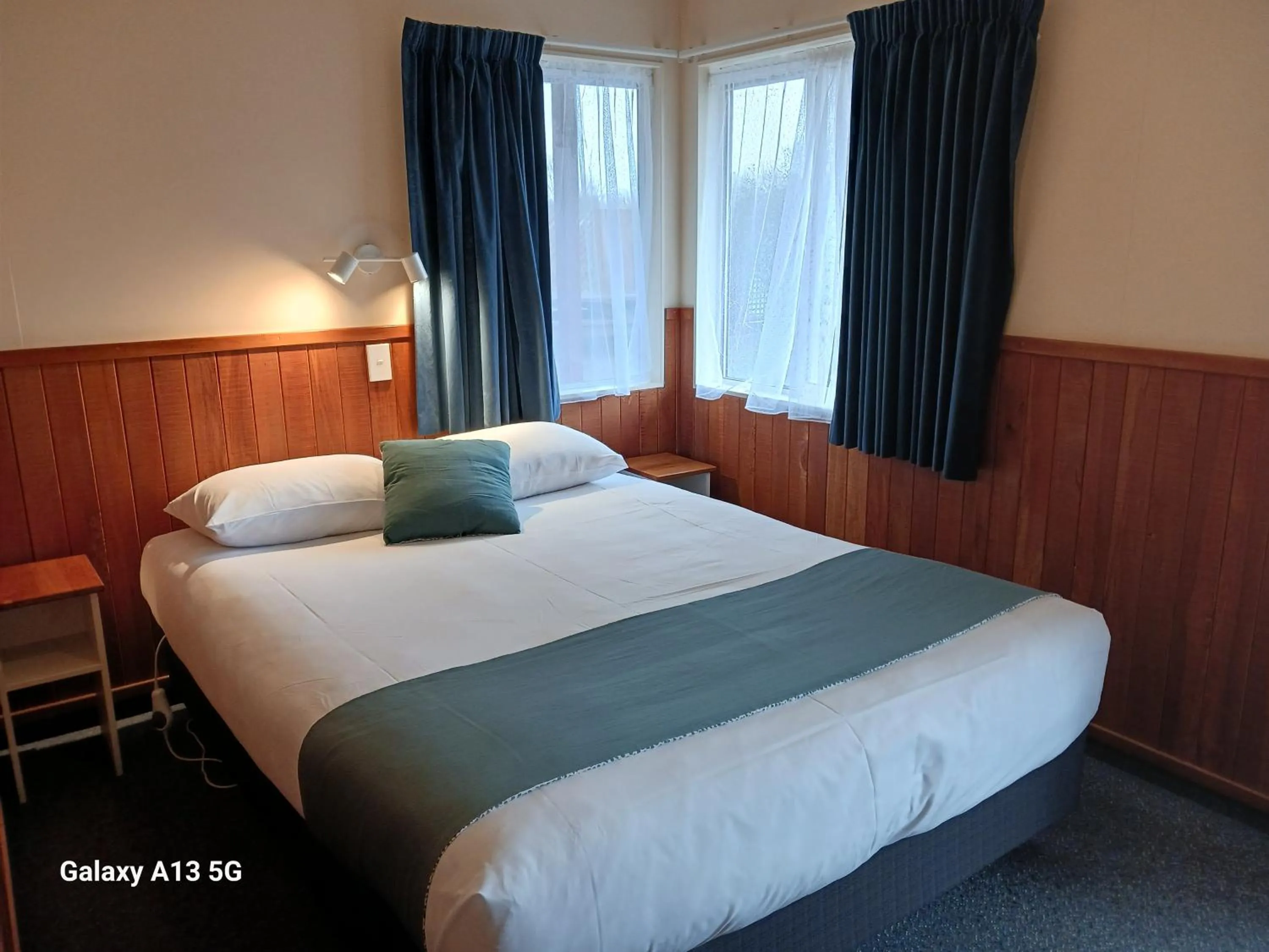 Bed in Anatoki Lodge Motel