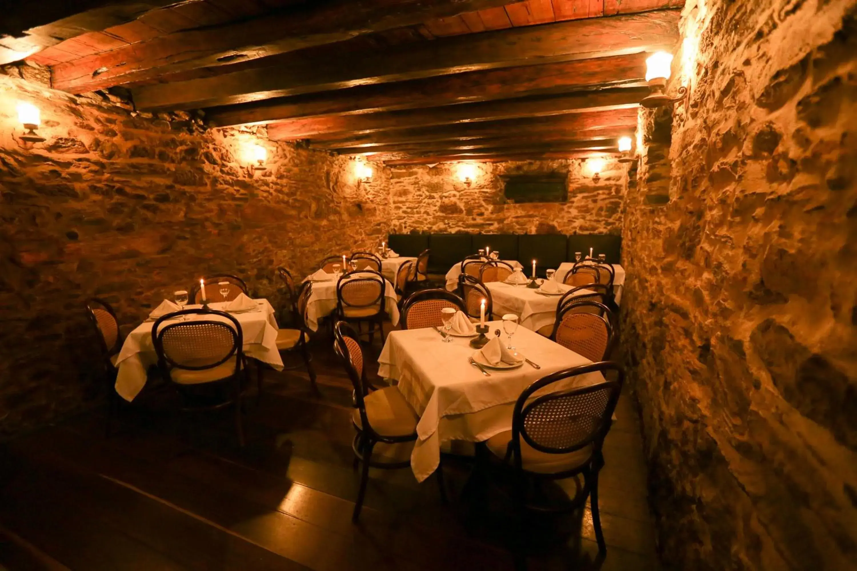 Restaurant/places to eat in Hotel Luxor Restaurant/places to eat in Hotel Luxor