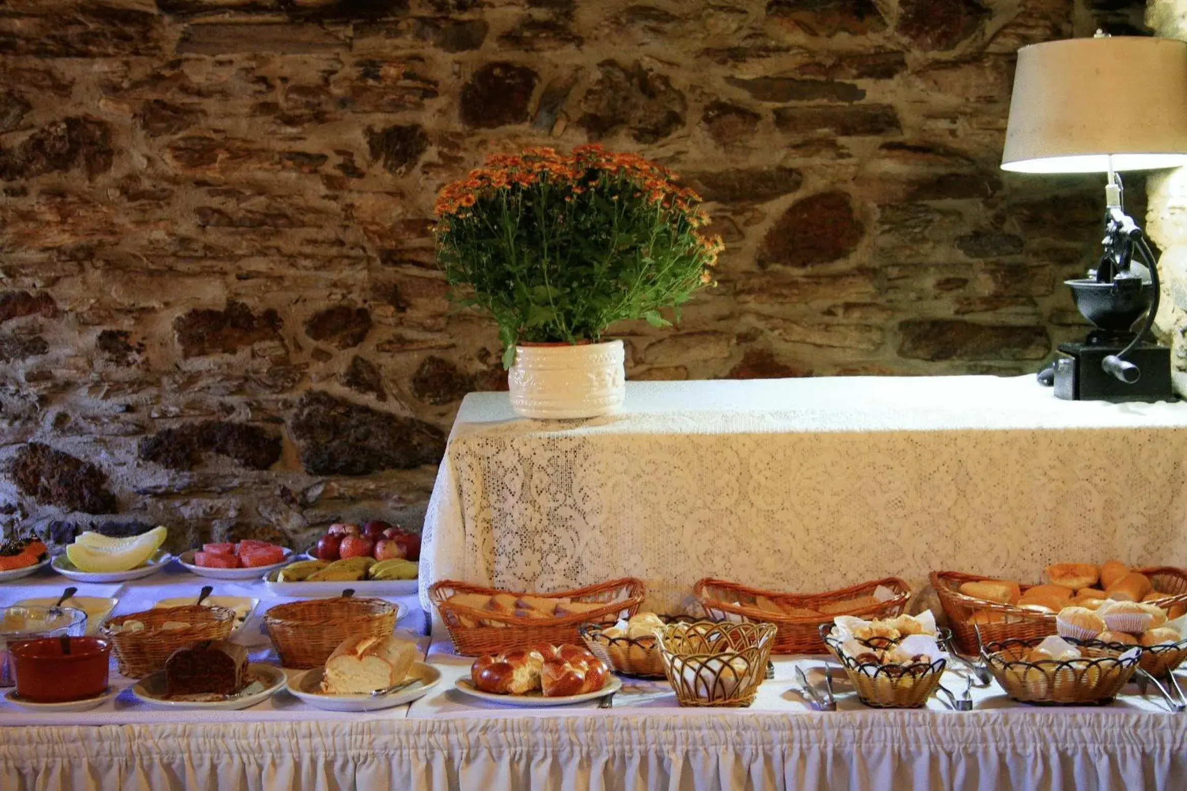 Restaurant/places to eat in Hotel Luxor Restaurant/places to eat in Hotel Luxor