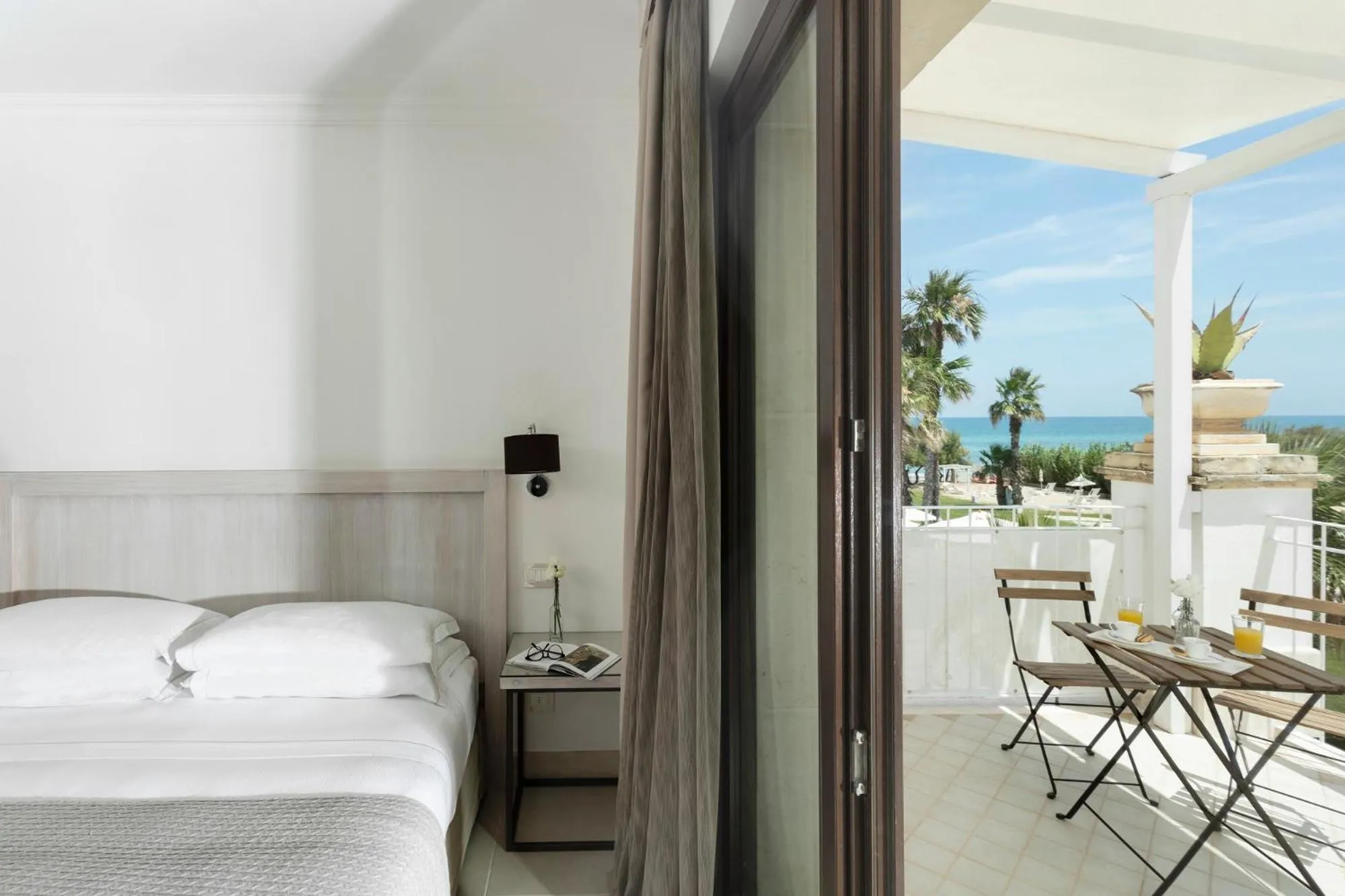 Sea view, Bed in Canne Bianche Lifestyle Hotel