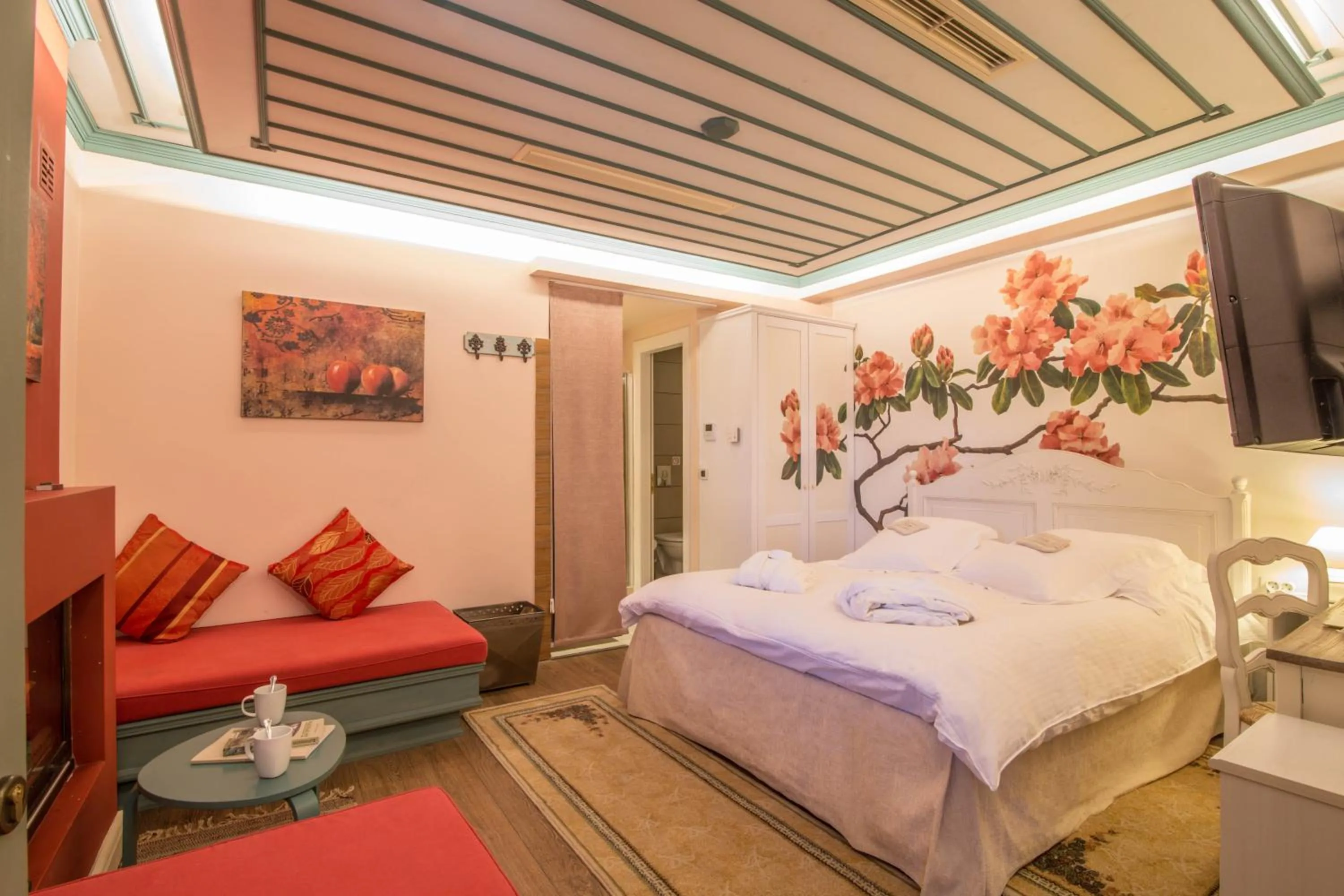 Photo of the whole room, Bed in Pirrion Wellness Boutique Hotel