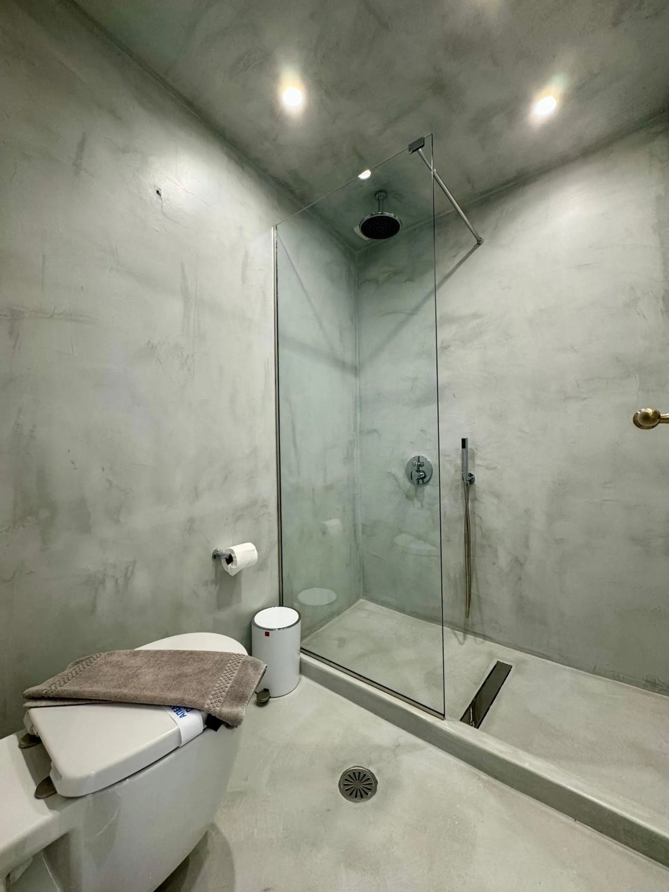 Toilet in Ilioperato Hotel