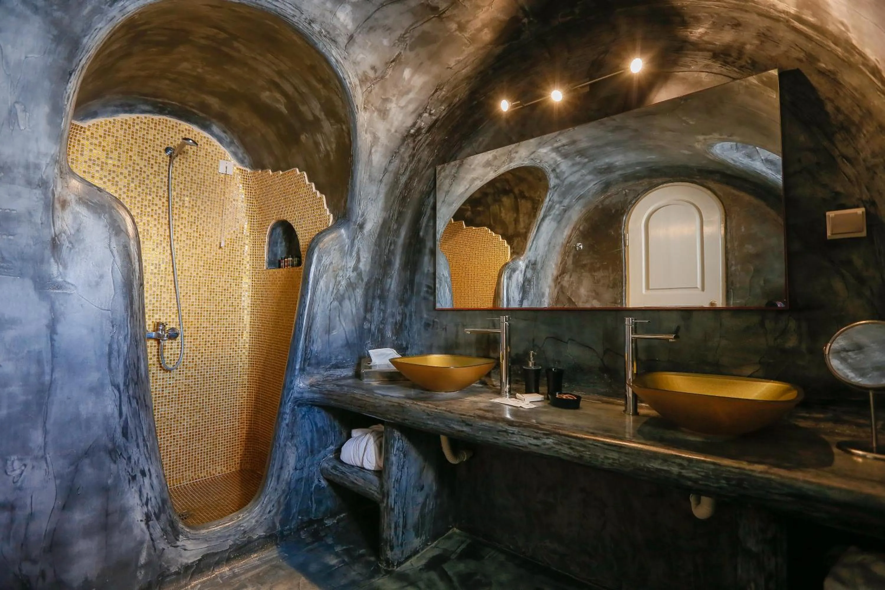 Bathroom in Ilioperato Hotel