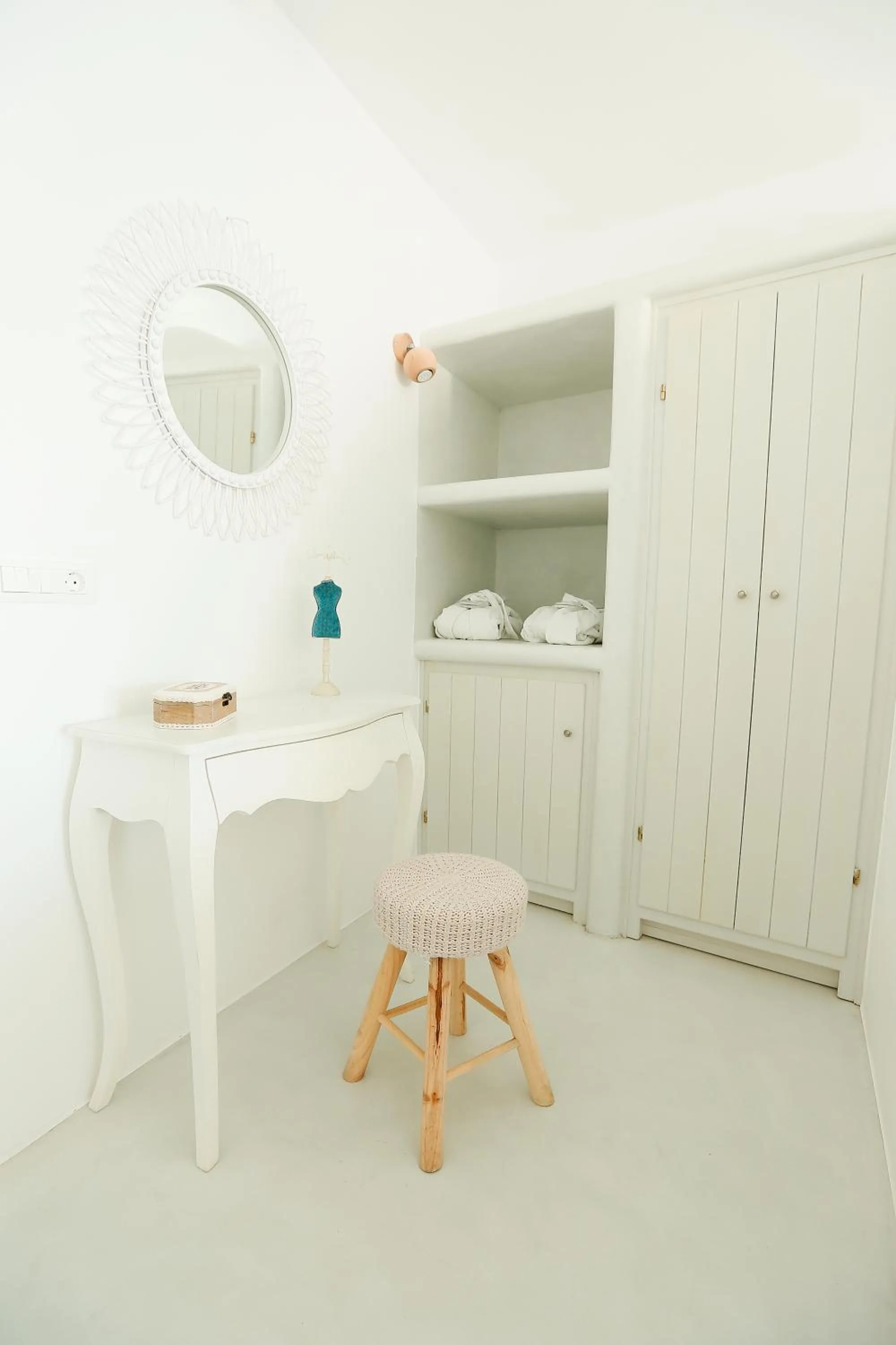 wardrobe in Ilioperato Hotel